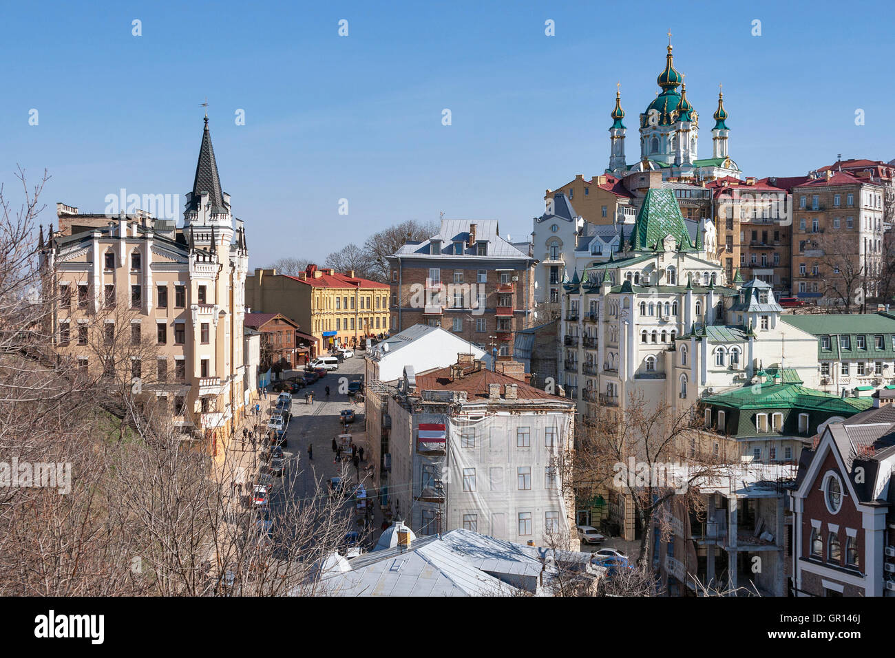 Vista di Sant'Andrea Chiesa, Andriyivskyy la discesa e il quartiere Vozdvizhenka a Kiev, Ucraina Foto Stock