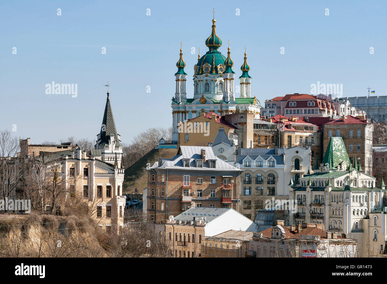 Vista di Sant'Andrea Chiesa, Andriyivskyy la discesa e il quartiere Vozdvizhenka a Kiev, Ucraina Foto Stock