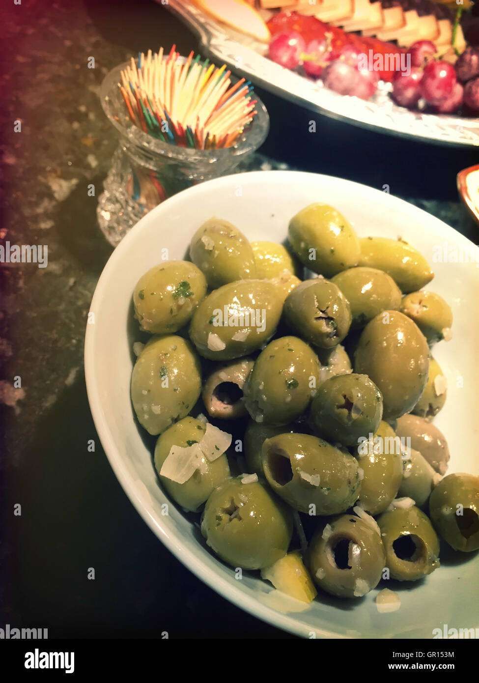 Aglio olive verdi sul Cocktail Snack vassoio, STATI UNITI D'AMERICA Foto Stock