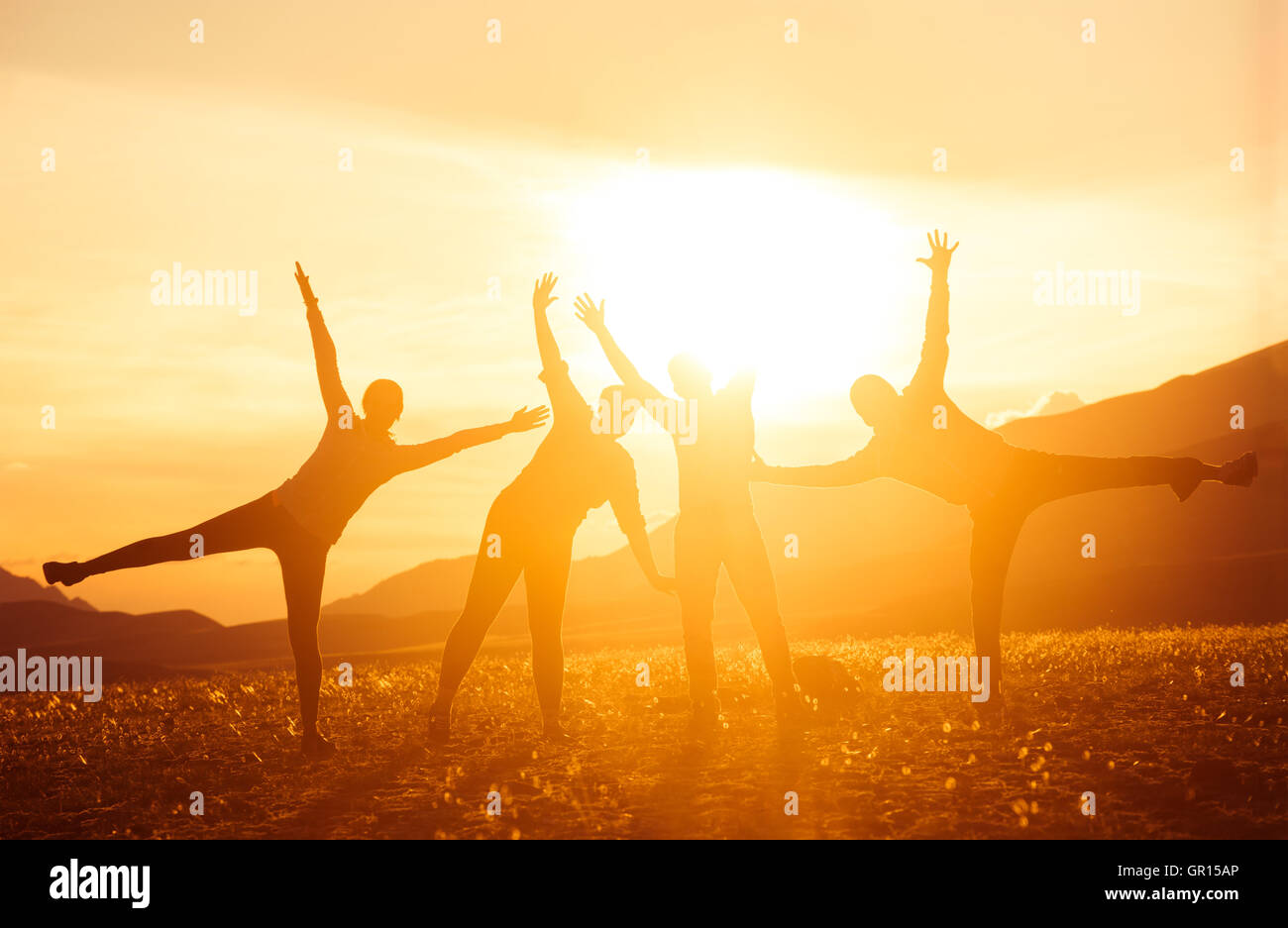 Un piccolo gruppo di amici al tramonto il concetto di divertimento Foto Stock