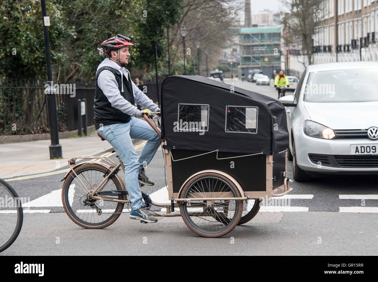 Ciclista scuola ciclo di eseguire il seggiolino di sicurezza in bici Foto Stock