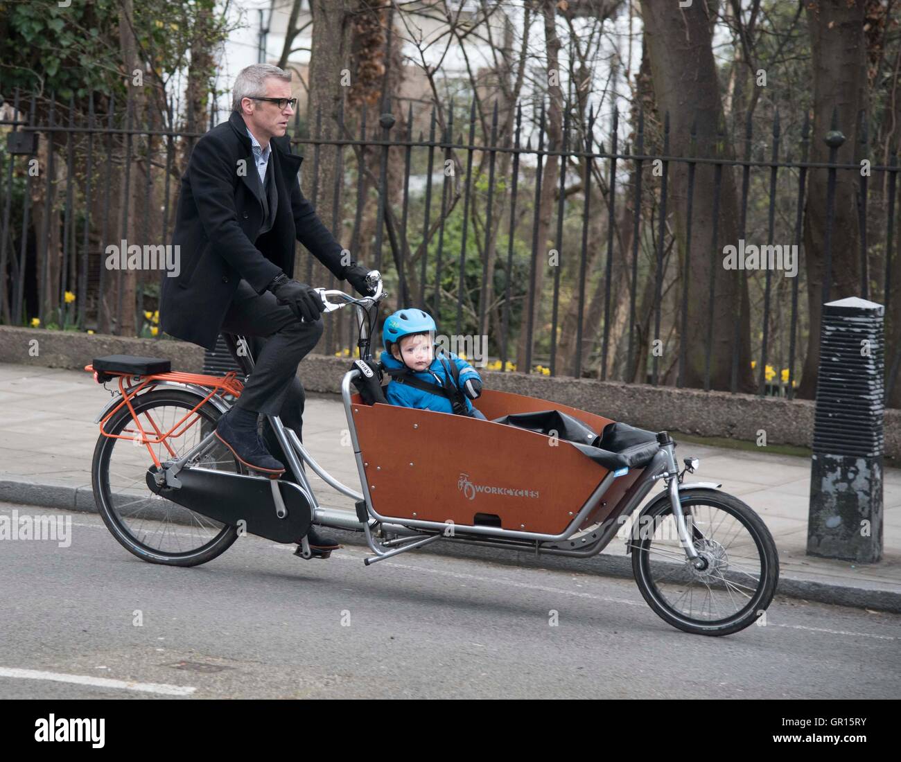 Ciclista scuola ciclo di eseguire il seggiolino di sicurezza in bici Foto Stock