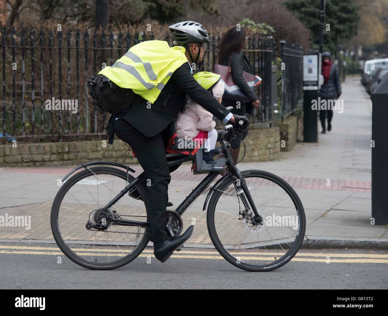 Ciclista scuola ciclo di eseguire il seggiolino di sicurezza in bici Foto Stock