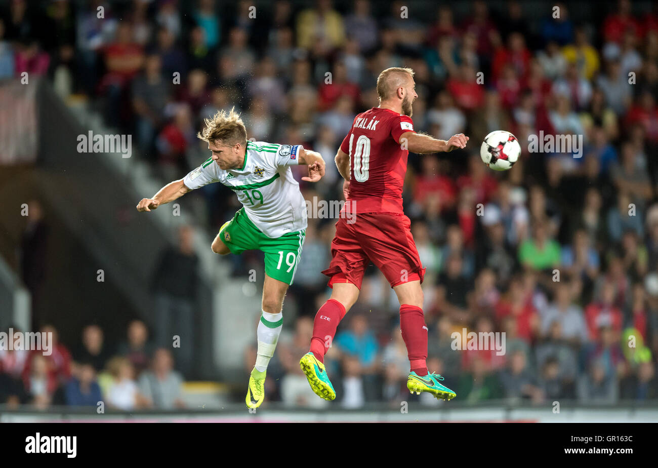 Jiri Skalak (Repubblica Ceca) contro Jamie Ward (N. L'Irlanda) durante la Coppa del Mondo di calcio associati alla promozione europea partita di calcio tra la Repubblica ceca e Irlanda del Nord a Praga Repubblica Ceca, 04 settembre 2016. Foto: Thomas Eisenhuth/dpa - nessun filo SERVICE - Foto Stock