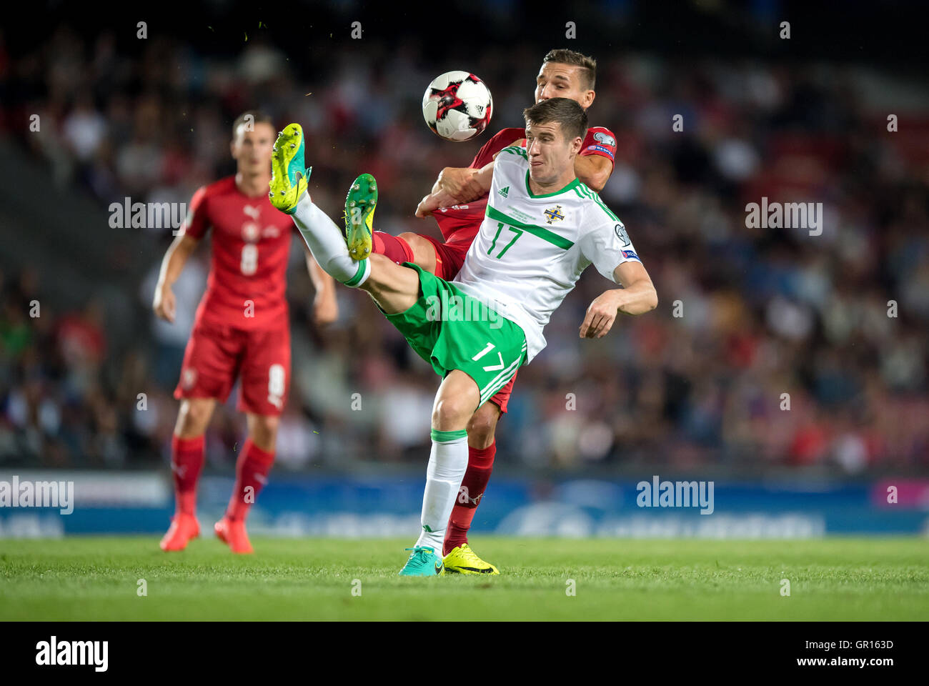 David Pavelka (Repubblica Ceca) contro Paddy McNair (N. L'Irlanda) durante la Coppa del Mondo di calcio associati alla promozione europea partita di calcio tra la Repubblica ceca e Irlanda del Nord a Praga Repubblica Ceca, 04 settembre 2016. Foto: Thomas Eisenhuth/dpa - nessun filo SERVICE - Foto Stock