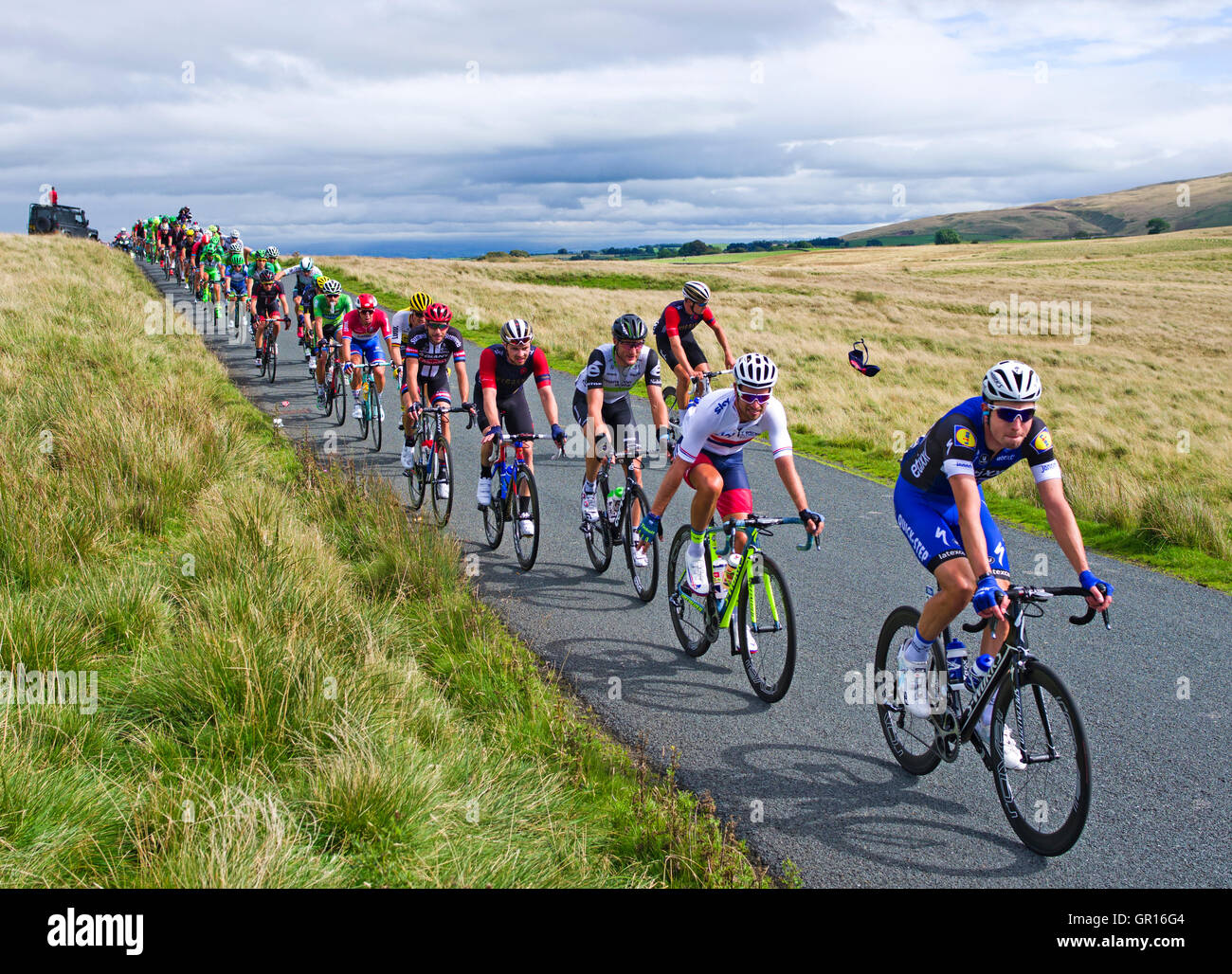 Caldbeck fells, Cumbria, Regno Unito. 5 Settembre, 2016. Cumbria, fase 2, il tour della Gran Bretagna 05-09-16. Su open moorland sul Caldbeck fells, un ciclista scarta un paio di occhiali da sole come principale peloton proviene oltre il ciglio di una collina prima di iniziare la discesa in Uldale. Credito: Julie friggitrice/Alamy Live News Foto Stock