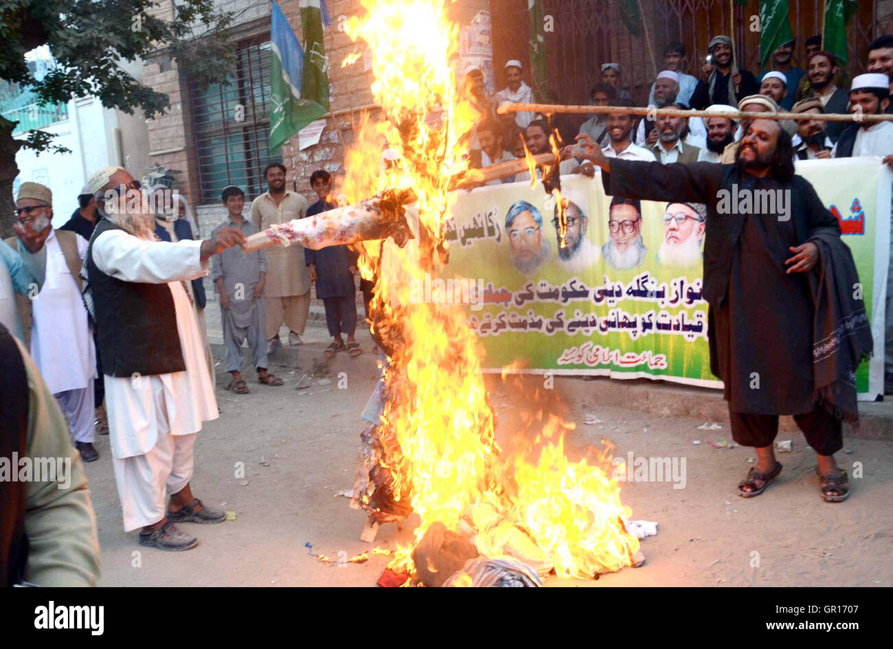 Gli attivisti del Jamat-e-Islami (JI) bruciare effige come stanno protestando contro eseguito di JI leader Quasem Mir Ali in Bangladesh durante la dimostrazione a Quetta press club il lunedì, 05 settembre 2016. Foto Stock