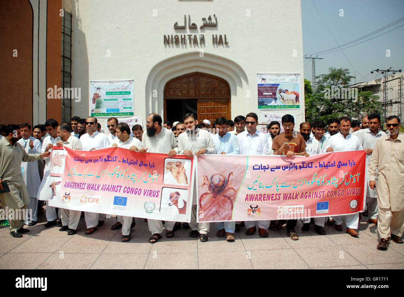 I dipendenti delle amministrazioni locali di partecipare in un cammino di consapevolezza per quanto riguarda il Congo Virus durante una campagna di sensibilizzazione rally svoltasi a Peshawar, lunedì 05 settembre, 2016. Foto Stock