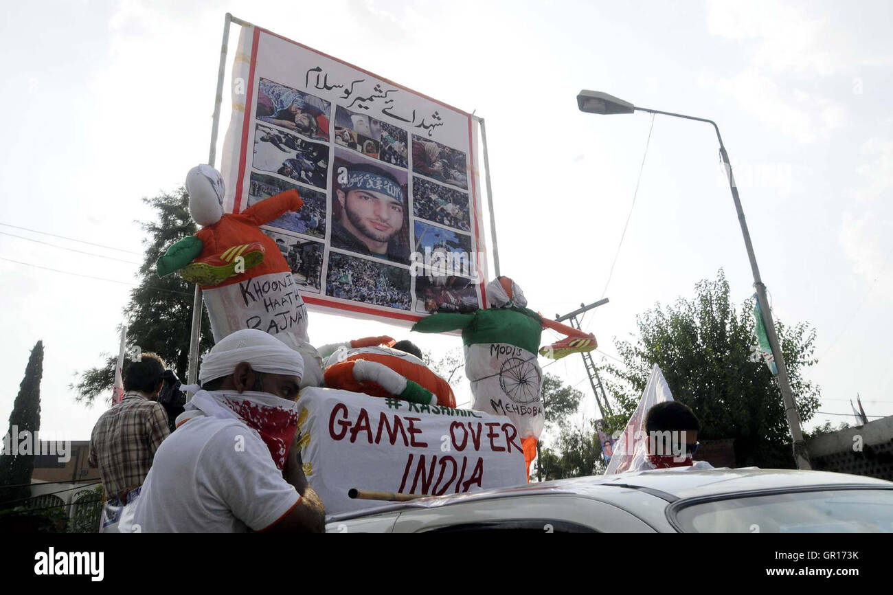 Il Kashmir la libertà di circolazione i tifosi sono in possesso di una manifestazione di protesta contro la brutalità dall esercito indiano, a Murree Road a Rawalpindi il lunedì, 05 settembre 2016. Foto Stock