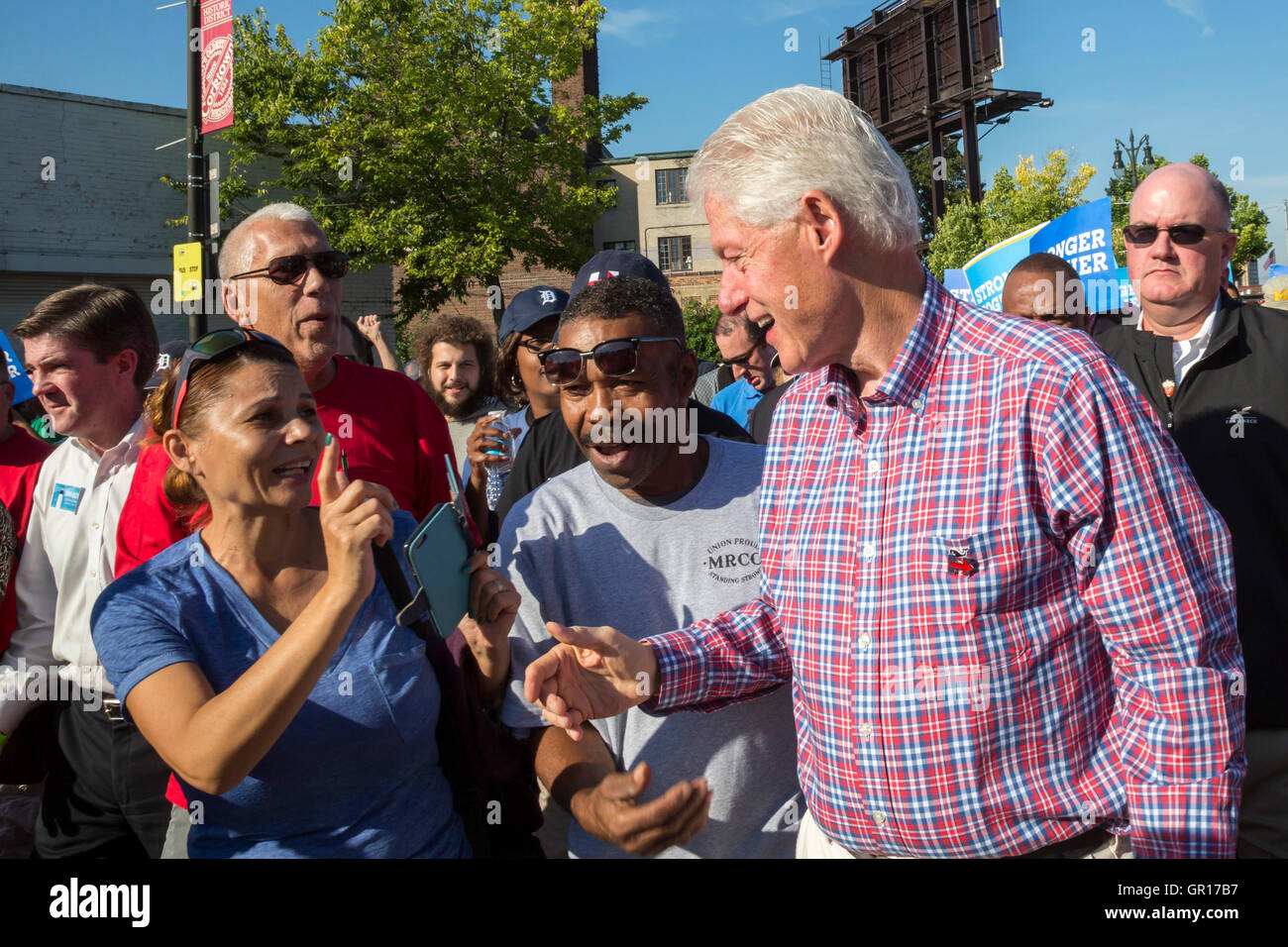 Detroit, Michigan, Stati Uniti d'America. 05 Sep, 2016. L'ex Presidente Bill Clinton marche a Detroit la parata del giorno del lavoro, campagne per la moglie Hillary. Credito: Jim West/Alamy Live News Foto Stock