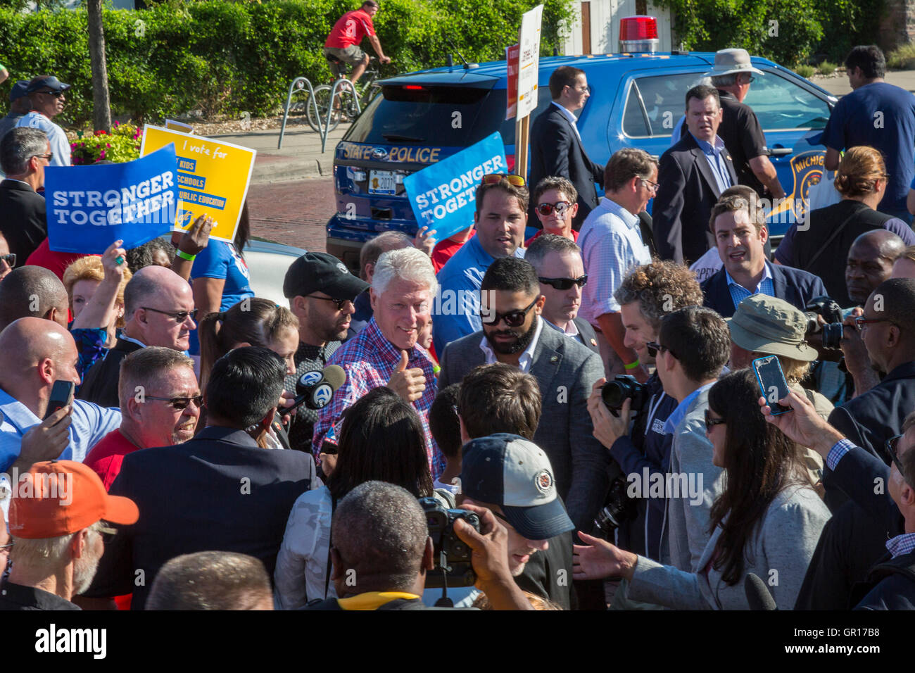 Detroit, Michigan, Stati Uniti d'America. 05 Sep, 2016. L'ex Presidente Bill Clinton marche a Detroit la parata del giorno del lavoro, campagne per la moglie Hillary. Credito: Jim West/Alamy Live News Foto Stock