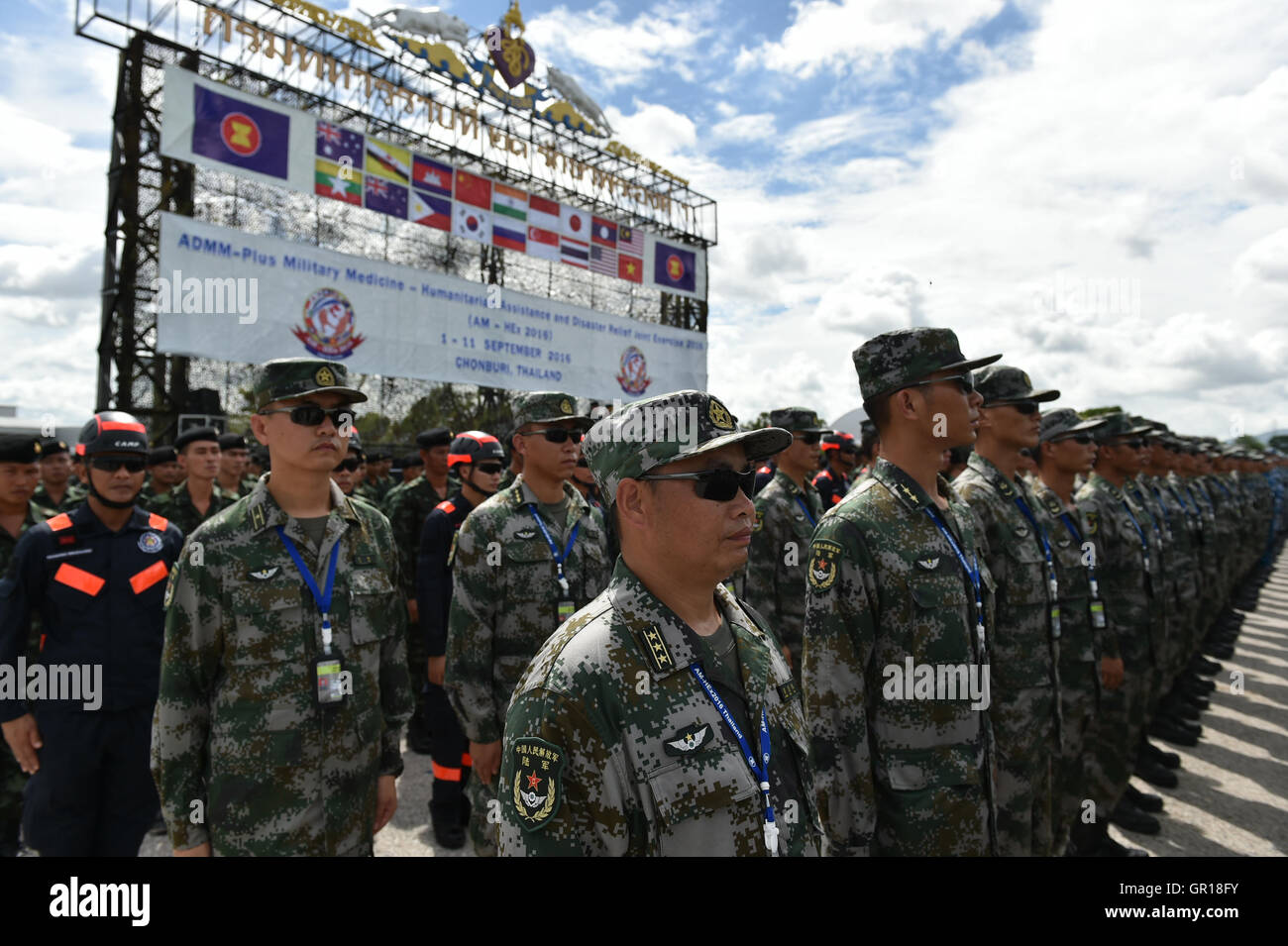 Chonburi. 5 Sep, 2016. Soldati cinesi prendere parte alla cerimonia di apertura dell'ASEAN dei ministri della Difesa Militare Meeting-Plus Medicine-Humanitarian assistenza e soccorso in caso di catastrofe esercizio congiunto (AM-HEx 2016) in Chonburi, Tailandia sul Sett. 5, 2016. Truppe provenienti da 18 paesi -- 10 Stati membri dell'ASEAN e i suoi otto partner del dialogo lunedì ha iniziato un esercizio congiunto di assistenza umanitaria e di soccorso in caso di catastrofe qui in Thailandia. © Li Mangmang/Xinhua/Alamy Live News Foto Stock