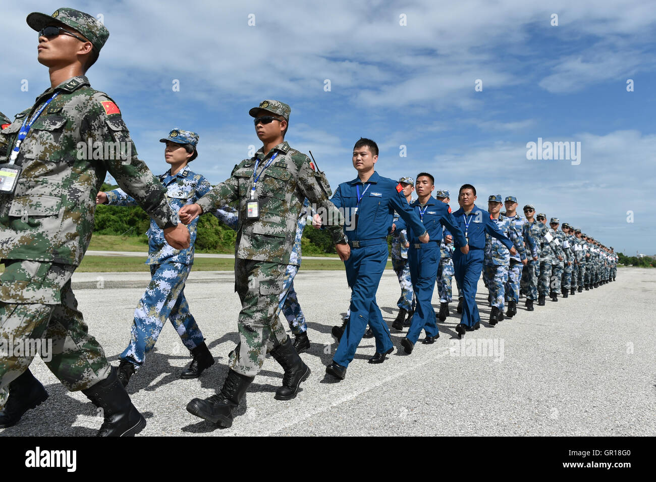 Chonburi. 5 Sep, 2016. Soldati cinesi prendere parte alla cerimonia di apertura dell'ASEAN dei ministri della Difesa Militare Meeting-Plus Medicine-Humanitarian assistenza e soccorso in caso di catastrofe esercizio congiunto (AM-HEx 2016) in Chonburi, Tailandia sul Sett. 5, 2016. Truppe provenienti da 18 paesi -- 10 Stati membri dell'ASEAN e i suoi otto partner del dialogo lunedì ha iniziato un esercizio congiunto di assistenza umanitaria e di soccorso in caso di catastrofe qui in Thailandia. © Li Mangmang/Xinhua/Alamy Live News Foto Stock
