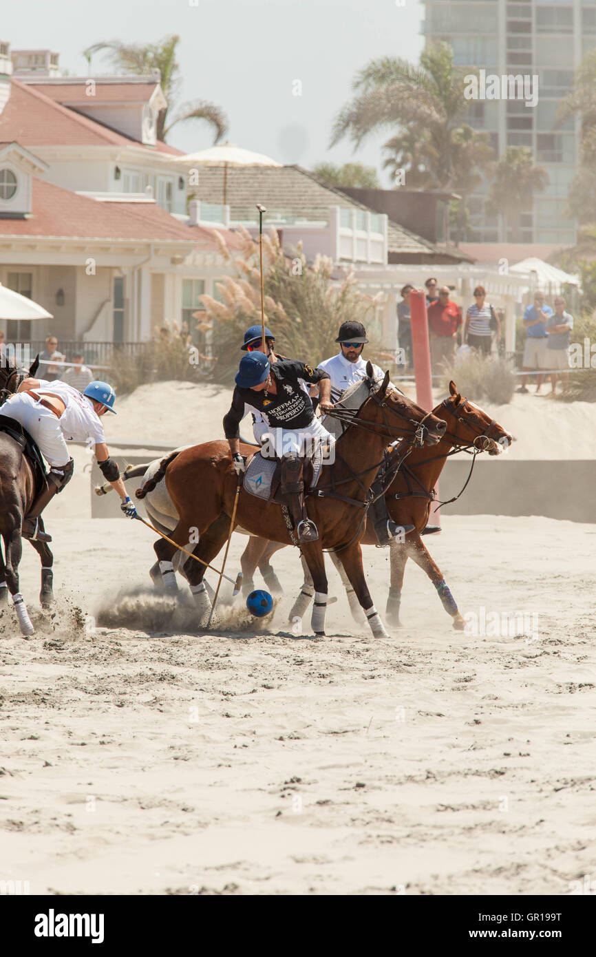 4 settembre 2016 - Imperial Beach, CA, US - Dopo 80 anni Polo ha restituito alle spiagge di Coronado. Posto di fronte al Majestic Hotel del Coronado, Polo America ha collaborato con Hotel del Coronado per presentare il Polo America Beach Polo Cup..dodici giocatori di polo e cinquanta cavalli plus ha preso alla spiaggia.quattro squadre hanno gareggiato in 14 obiettivo beach polo torneo..visto qui:.Juan Bollini di team Hoffman International properties, Juan ha giocato contro e lo perse per i suoi figli team. (Credito Immagine: © Daren Fentiman via ZUMA filo) Foto Stock