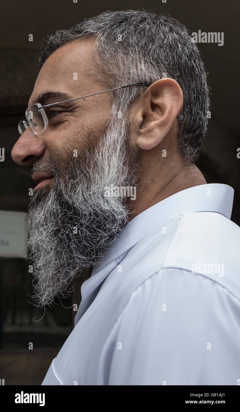 Londra, Regno Unito. Il 29 giugno 2016. Immagine del file: di islamisti Anjem Choudary. Choudary è attualmente in attesa di frase dopo essere stato trovato colpevole di invitare il supporto per ISIS. Visto qui in una delle ultime apparizioni pubbliche di lui prima di essere preso in custodia dopo il verdetto di colpevolezza di Old Bailey Corte Credito: Guy Corbishley/Alamy Live News Foto Stock