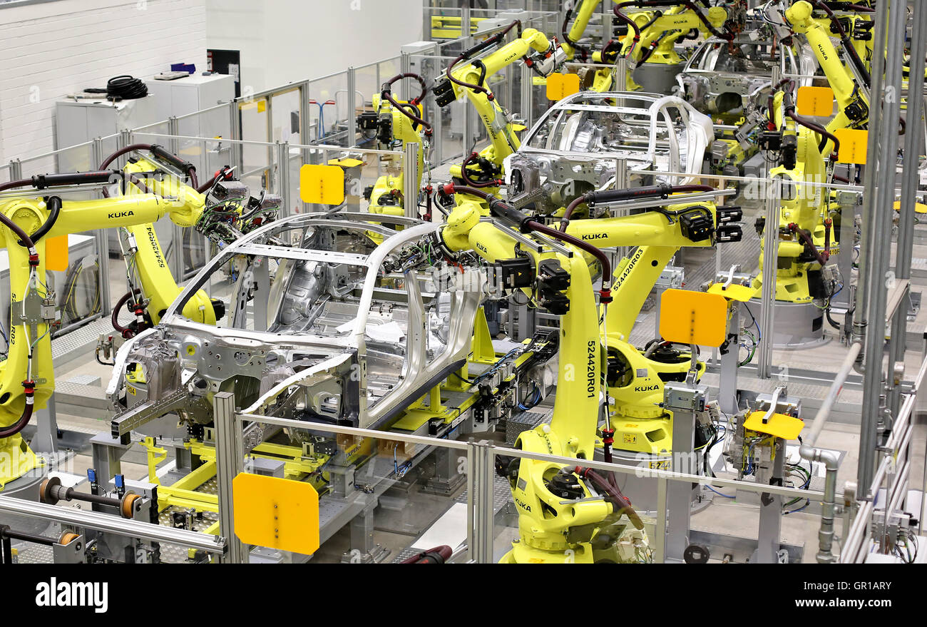 Diversi robot di saldatura lavorare sulla carrozzeria del modello Panamera  la fabbrica di Lipsia, in Germania, 02 settembre 2016. Il costruttore di  automobili Porsche è in fase di avvio della produzione del