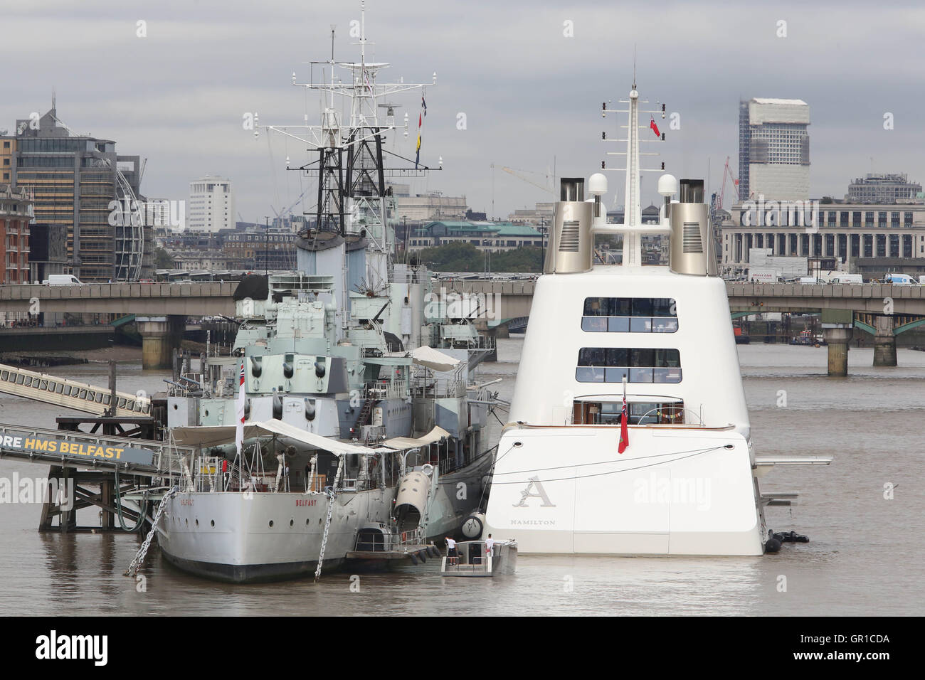 Londra, Regno Unito. 6 Settembre, 2016. Super Yacht A- posseduta dal magnate russo Andrey Melnichenko, ormeggiato sul fiume Tamigi a Londra il prossimo a WW1 corazzata HMS Belfast La 390ft vaso che è uno del mondo più grande 25 superyacht, progettato da Philippe Starck dispone di tre piscine, tra cui una con un pavimento di vetro, lussuose cabine e un design non convenzionale descritto come un capovolto scafo. Credito: Nigel Bowles/Alamy Live News Foto Stock