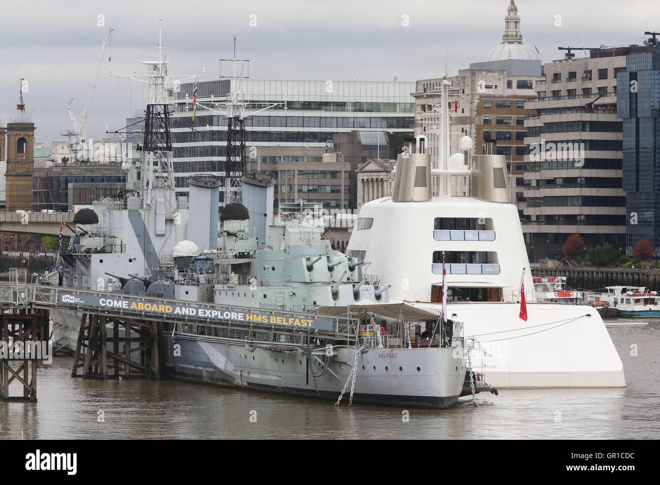 Londra, Regno Unito. 6 Settembre, 2016. Super Yacht A- posseduta dal magnate russo Andrey Melnichenko, ormeggiato sul fiume Tamigi a Londra il prossimo a WW1 corazzata HMS Belfast La 390ft vaso che è uno del mondo più grande 25 superyacht, progettato da Philippe Starck dispone di tre piscine, tra cui una con un pavimento di vetro, lussuose cabine e un design non convenzionale descritto come un capovolto scafo. Credito: Nigel Bowles/Alamy Live News Foto Stock