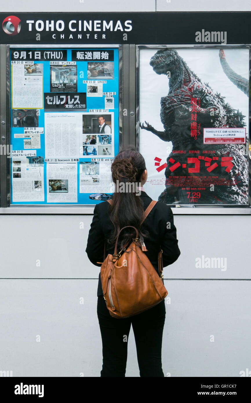 Tokyo, Giappone. 6 Settembre, 2016. Una donna guarda un poster di Shin  Godzilla sul display al Toho Cinema Chanter il 6 settembre 2016, Tokyo,  Giappone. In una promozione congiunta con il film