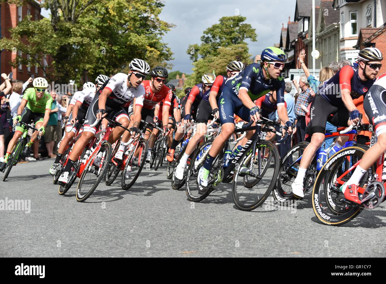 Alderley Edge, Cheshire, Regno Unito. 6 Sep, 2016. I piloti passano attraverso la sistemazione di Alderley Edge sulla terza tappa del tour della Gran Bretagna. La gara è iniziata a Glasgow il 4 e termina a Londra su 8th, comprendente di 21 squadre di sei piloti, tra cui multi-medaglia d'oro olimpica Bradley Wiggins, migliori velocisti Mark Cavendish e André Greipel e Elia Viviani, che ha battuto il Cavendish per oro a Rio. Credito: Giovanni friggitrice/Alamy Live News Foto Stock