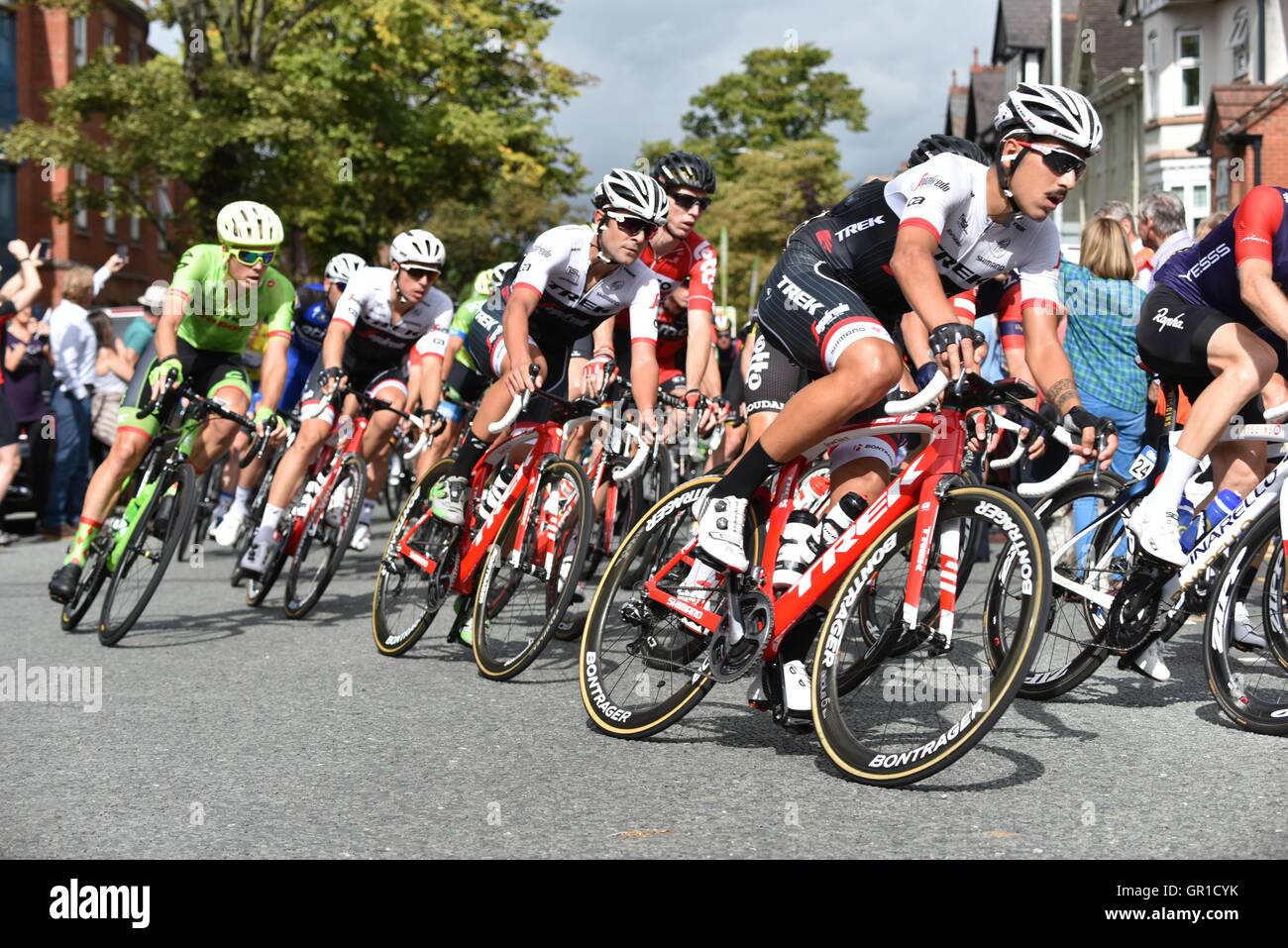 Alderley Edge, Cheshire, Regno Unito. 6 Sep, 2016. I piloti passano attraverso la sistemazione di Alderley Edge sulla terza tappa del tour della Gran Bretagna. La gara è iniziata a Glasgow il 4 e termina a Londra su 8th, comprendente di 21 squadre di sei piloti, tra cui multi-medaglia d'oro olimpica Bradley Wiggins, migliori velocisti Mark Cavendish e André Greipel e Elia Viviani, che ha battuto il Cavendish per oro a Rio. Credito: Giovanni friggitrice/Alamy Live News Foto Stock