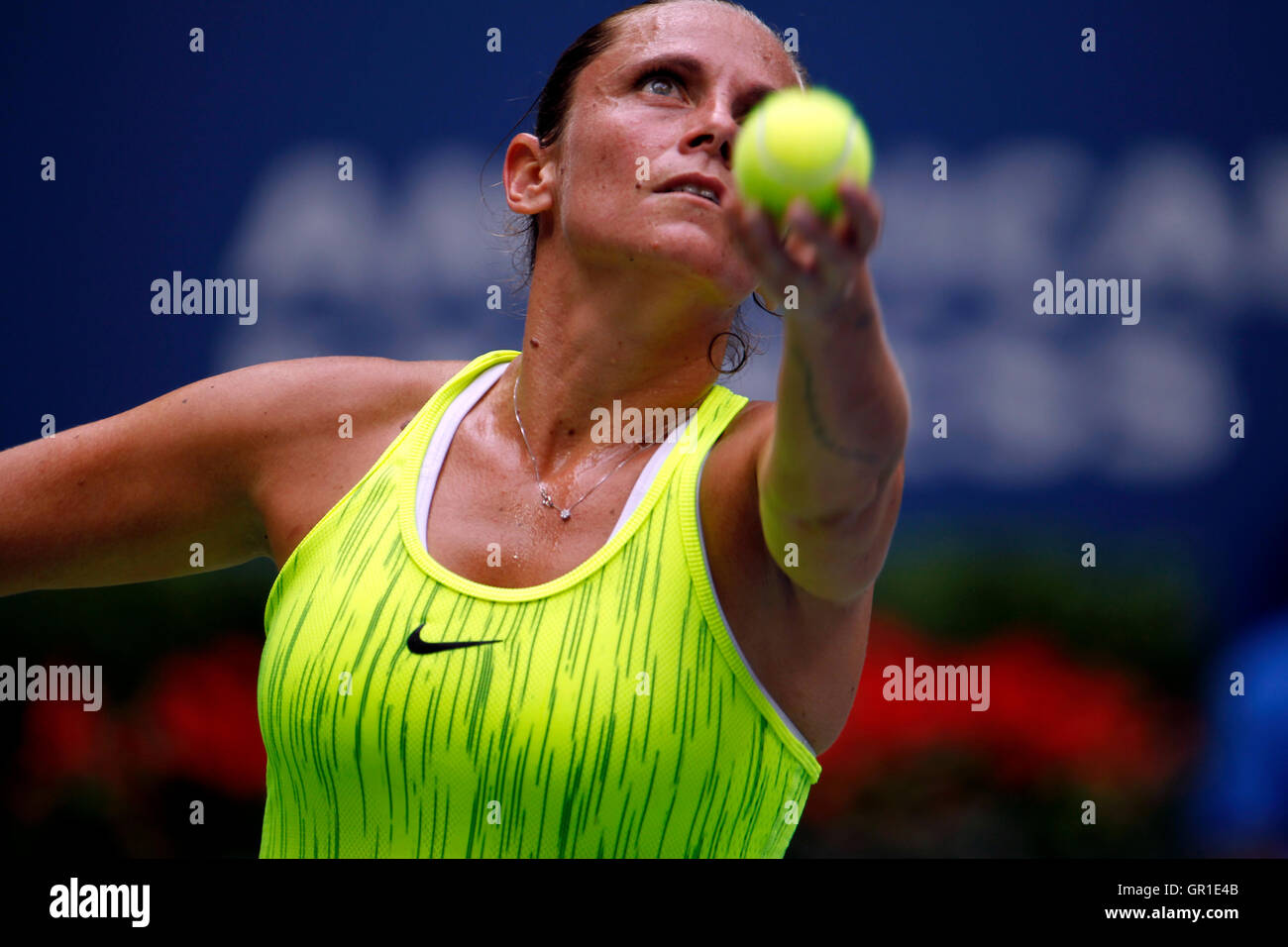 New York, Stati Uniti d'America. 6 Settembre, 2016. Numero 7 seme, Roberta Vinci di Italia che serve durante il suo quarto di finale contro la numero 2 di sementi, Angelique Kerber di Germania presso gli Stati Uniti Open Tennis campionati a Flushing Meadows, New York Martedì, Settembre 6th. Kerber ha vinto la partita 7-5, 6-0 Credito: Adam Stoltman/Alamy Live News Foto Stock