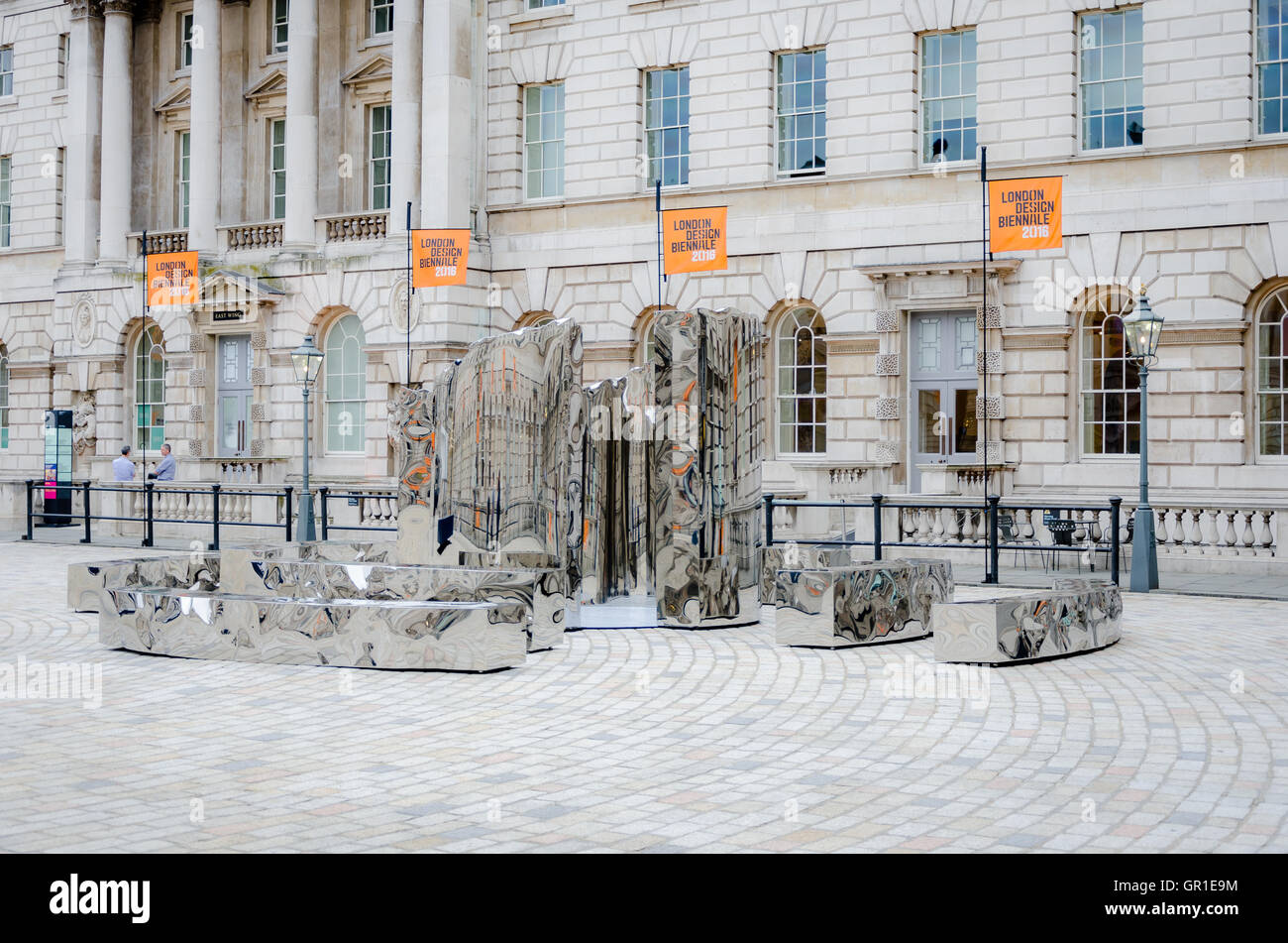 La Somerset House, London, Regno Unito il 6 settembre 2016 Albania entrata: Bliss. Trenta sette nazioni provenienti dai 6 continenti sono la presentazione di nuovi impianti monumentali e lavori commissionati ad esplorare il tema Utopia dal design in primo London Design Biennale. Credito: Ilyas Ayub/ Alamy Live News Foto Stock