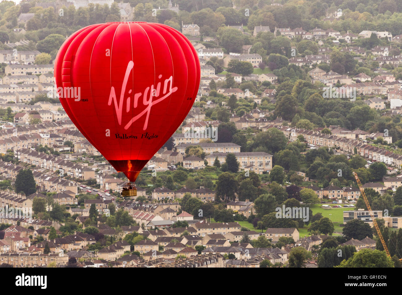 Bath, Regno Unito. 6 Sep, 2016. Un ambiente caldo e umido pomeriggio con poco vento e un cielo drammatico danno il via ad un tramonto spettacolare. I passeggeri di un volo in mongolfiera ad aria calda godetevi la scena di paesaggio di seguito come galleggiano lentamente sopra la città storica di Bath. Wayne Farrell/Alamy News Foto Stock