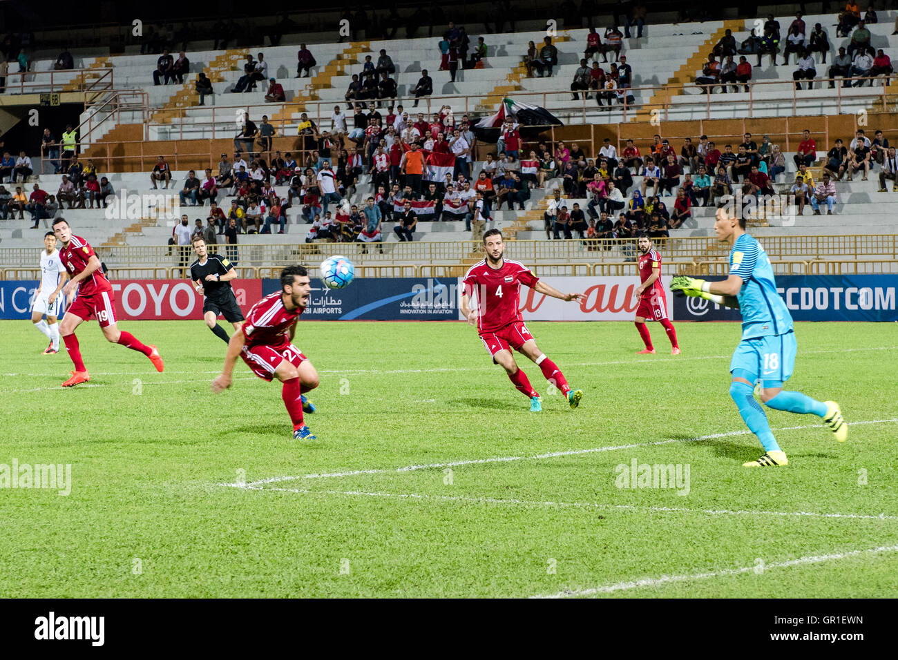 Seremban, Malaysia. 6 Settembre, 2016. KHALED ALMBAYED (C) cercare di testa la sfera durante il 2018 FIFA World Cup qualifiche partita di calcio tra la Corea del Sud e la Siria a Tuanku Abdul Rahman Stadium di Seremban il 6 settembre 2016 Credit: Chris JUNG/Alamy Live News Foto Stock