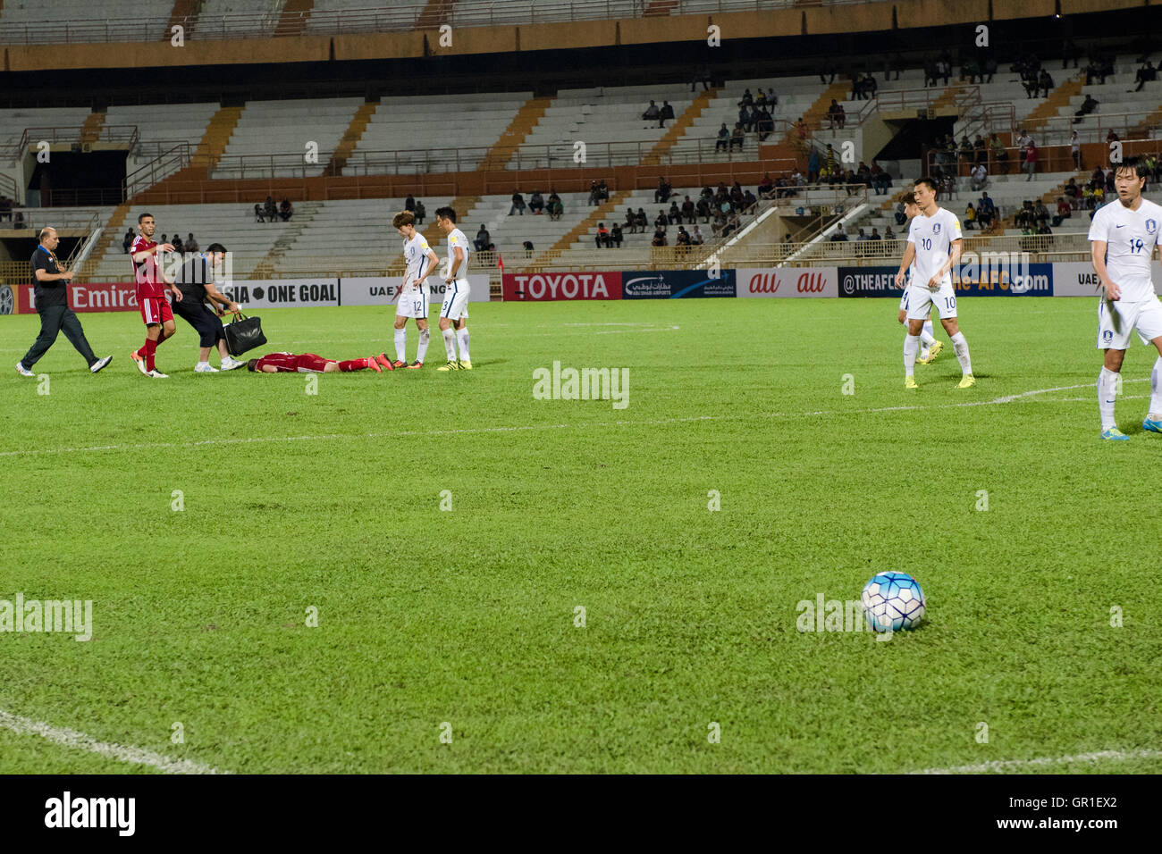 Seremban, Malaysia. 6 Settembre, 2016. MAWAS MAHMOUDAL di Siria giacente sul parco giochi durante il 2018 FIFA World Cup qualifiche partita di calcio tra la Corea del Sud e la Siria a Tuanku Abdul Rahman Stadium di Seremban il 6 settembre 2016. Credito: Chris JUNG/Alamy Live News Foto Stock