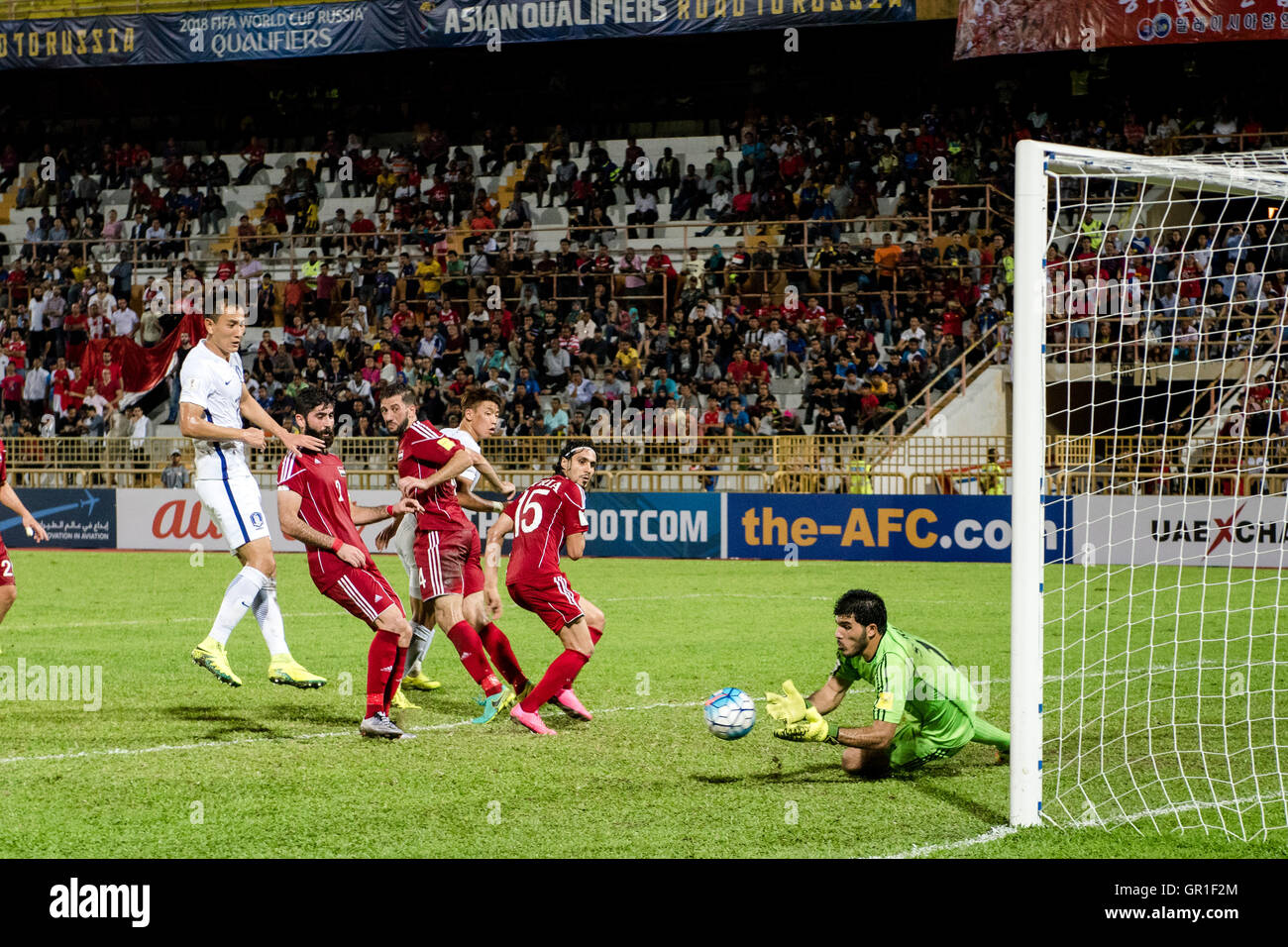 Seremban, Malaysia. 6 Settembre, 2016. Ji Dong ha vinto (L) Corea del Sud di testine per la sfera con durante il 2018 FIFA World Cup qualifiche partita di calcio tra la Corea del Sud e la Siria a Tuanku Abdul Rahman Stadium di Seremban il 6 settembre 2016 Credit: Chris JUNG/Alamy Live News Foto Stock