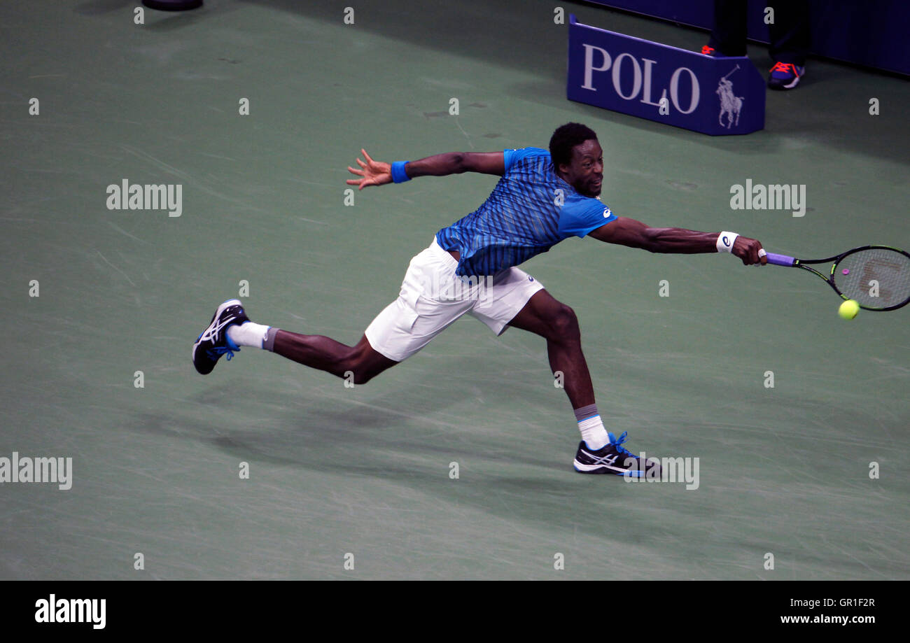 New York, Stati Uniti d'America. 6 Settembre, 2016. Gael Monfils di Francia durante la sua quarterfinal match contro il connazionale Lucas Pouille presso gli Stati Uniti Open Tennis campionati a Flushing Meadows, New York Martedì, Settembre 6th. Monfils ha vinto la partita in retta fissa Credito: Adam Stoltman/Alamy Live News Foto Stock