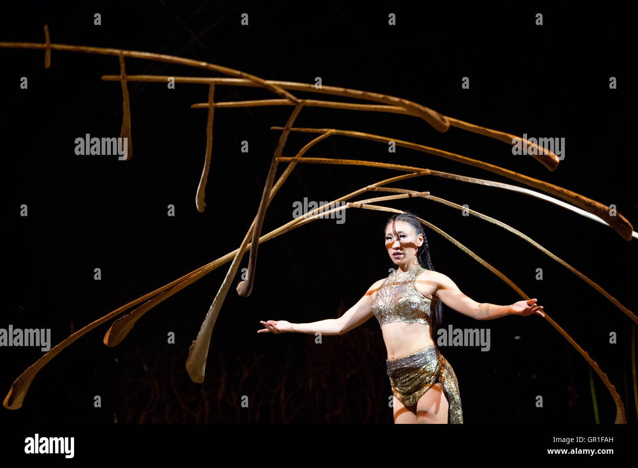 Manchester, Regno Unito. Il 6 settembre 2016. Le prove abito / Anteprima del Cirque du Soleil la produzione 'Amaluna' in funzione dal 7 Settembre al 9 ottobre 2016. Credito: Russell Hart/Alamy Live News. Foto Stock