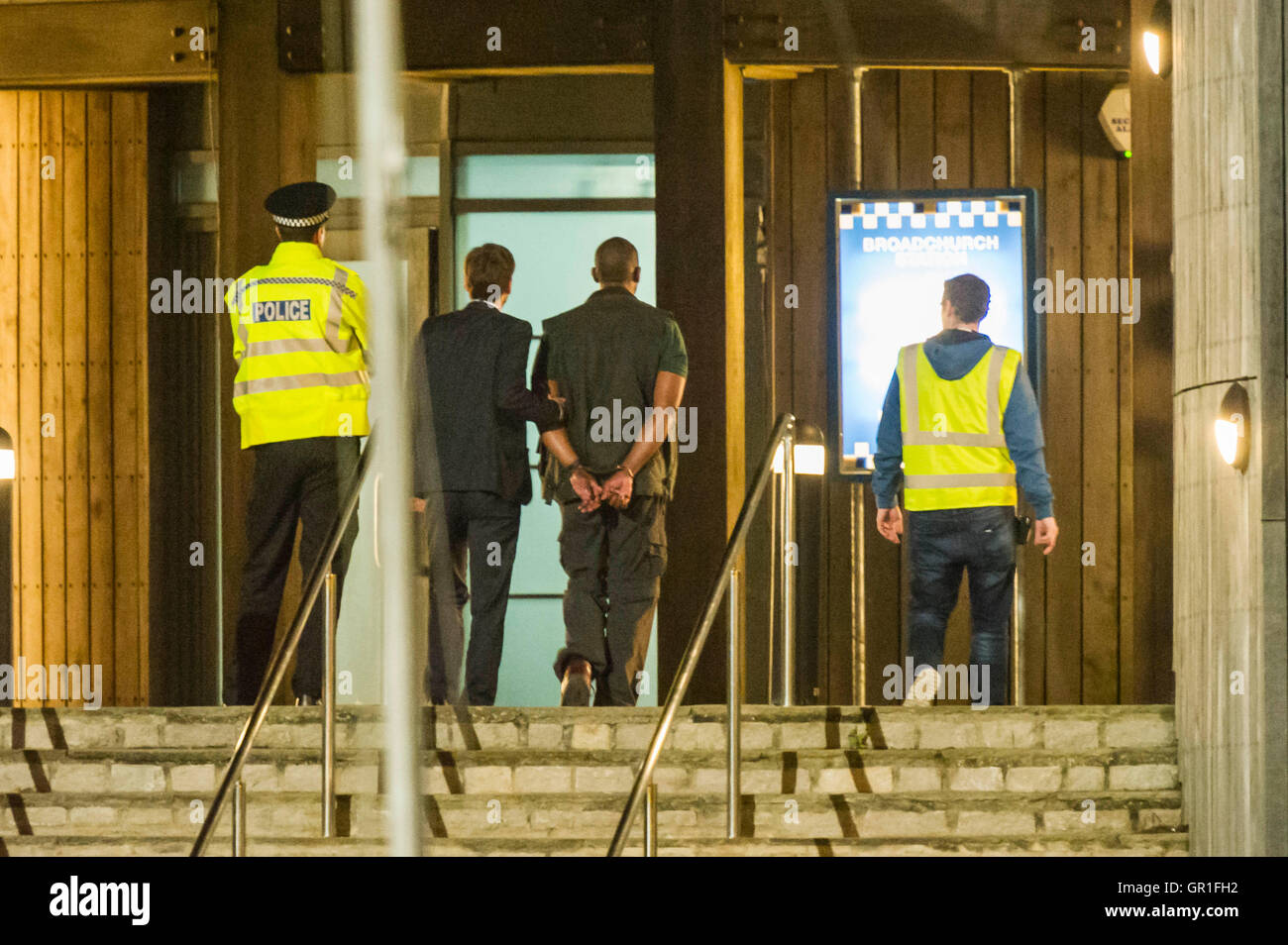 West Bay, Dorset, Regno Unito - 6 Settembre 2016 - David Tennant e Sir Henry Lenny filmare scene di arresto sui gradini della stazione di polizia di notte per la serie 3 di ITV serie hit Broadchurch. Ed Burnett, il personaggio interpretato da Sir Henry Lenny è visto per essere presi in custodia in manette da di Alec Hardy svolto da David Tennant, dopo aver aggredito uno dei mostra caratteri Jim Atwood. Immagine: Graham Hunt/Alamy Live News Foto Stock