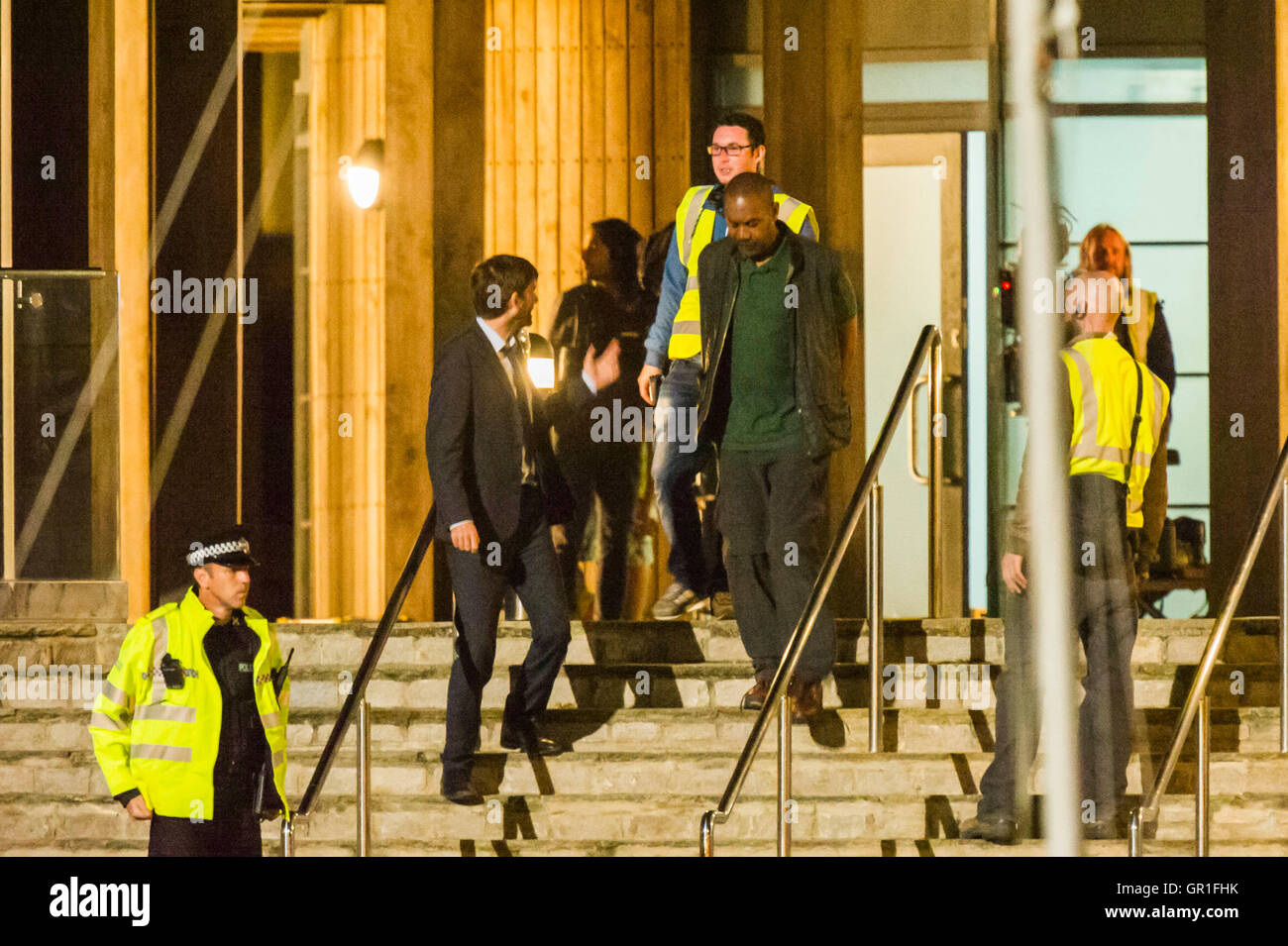 West Bay, Dorset, Regno Unito - 6 Settembre 2016 - David Tennant e Sir Henry Lenny filmare scene di arresto sui gradini della stazione di polizia di notte per la serie 3 di ITV serie hit Broadchurch. Ed Burnett, il personaggio interpretato da Sir Henry Lenny è visto per essere presi in custodia in manette da di Alec Hardy svolto da David Tennant, dopo aver aggredito uno dei mostra caratteri Jim Atwood. Immagine: Graham Hunt/Alamy Live News Foto Stock