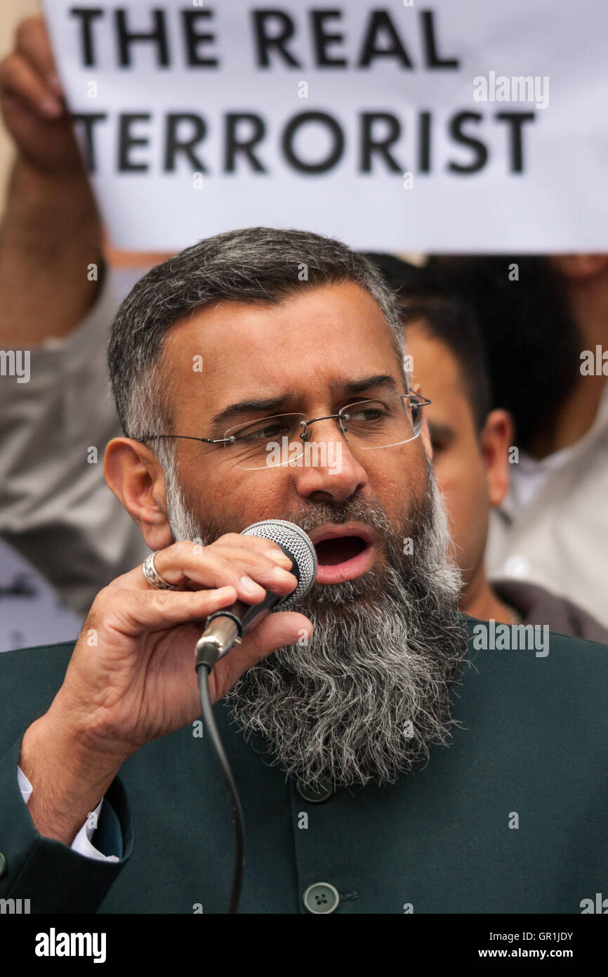 Londra, 4 aprile 2014. Anjem Choudary ha bisogno di gruppo Khilafah dimostrare vicino all'Ambasciata del Libano contro quello che dicono è "l'intera comunità musulmana di essere messo sotto assedio nel Nord Libano". Nella foto: Anjem Choudary Credito: Paolo Davey/Alamy Live News Foto Stock