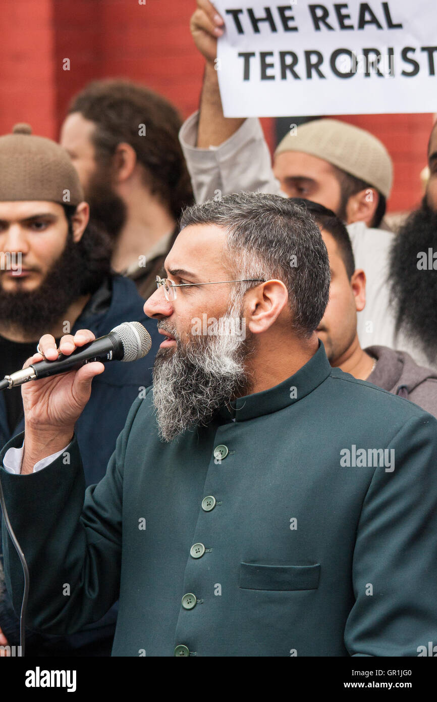 Londra, 4 aprile 2014. Anjem Choudary ha bisogno di gruppo Khilafah dimostrare vicino all'Ambasciata del Libano contro quello che dicono è "l'intera comunità musulmana di essere messo sotto assedio nel Nord Libano". Nella foto: Anjem Choudary. Credito: Paolo Davey/Alamy Live News Foto Stock