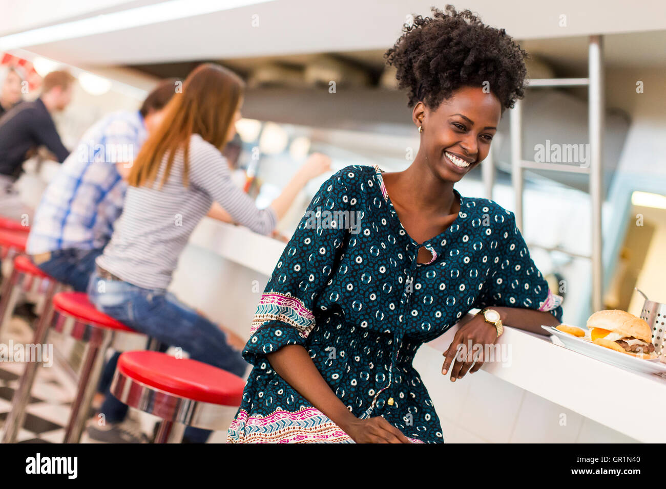 Giovane africano donna americana nel diner Foto Stock