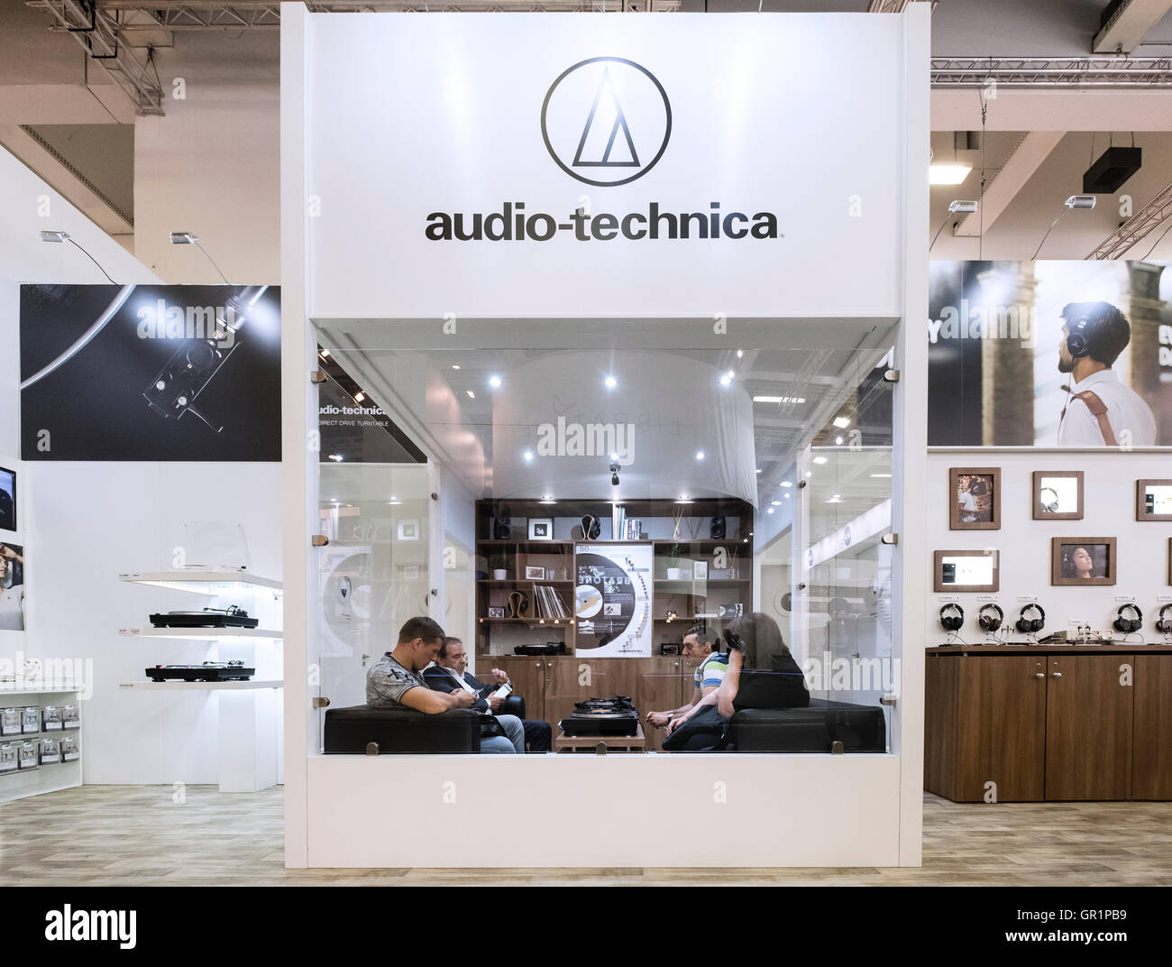Sala di ascolto per hi-fi a Audio-Technica stand al 2016 IFA (Internationale Funkausstellung Berlin), Berlino, Germania Foto Stock