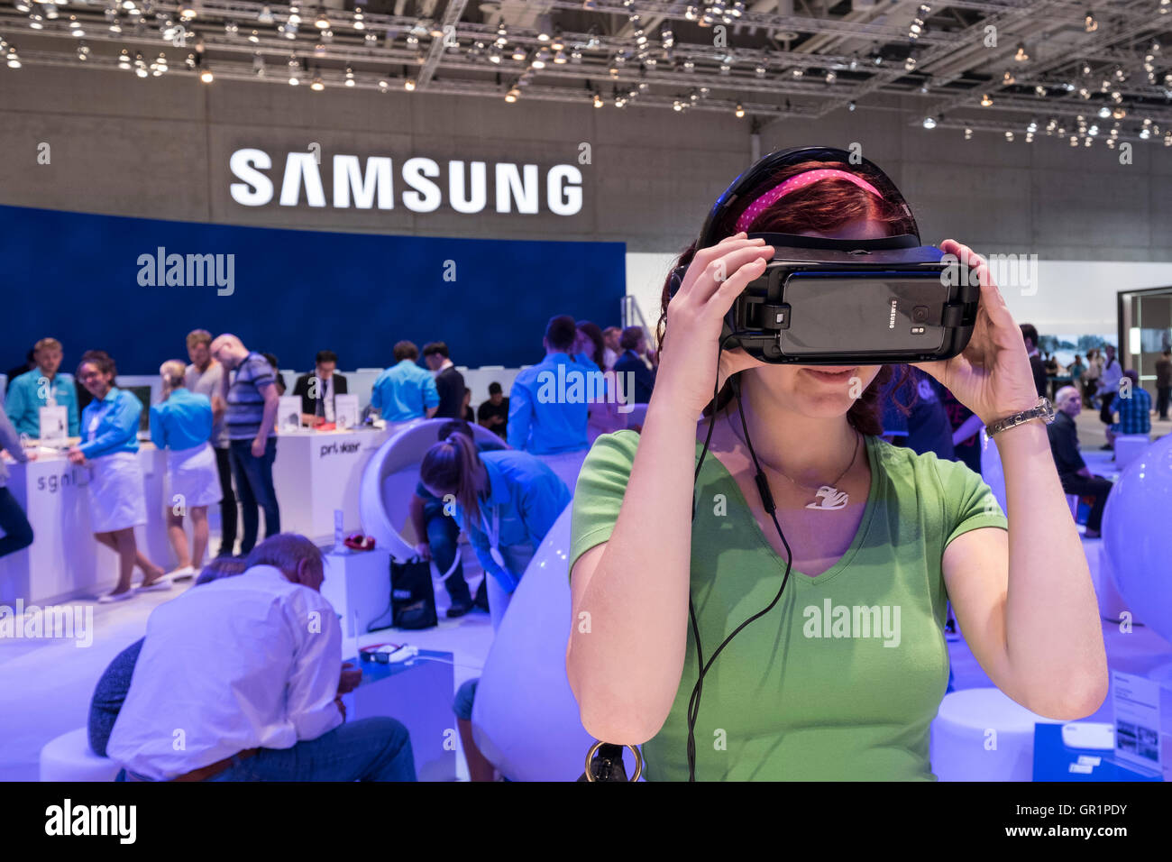 Samsung in realtà virtuale (VR) auricolare essendo dimostrato al visitatore al 2016 IFA (Internationale Funkausstellung Berlin), Berlino, Foto Stock