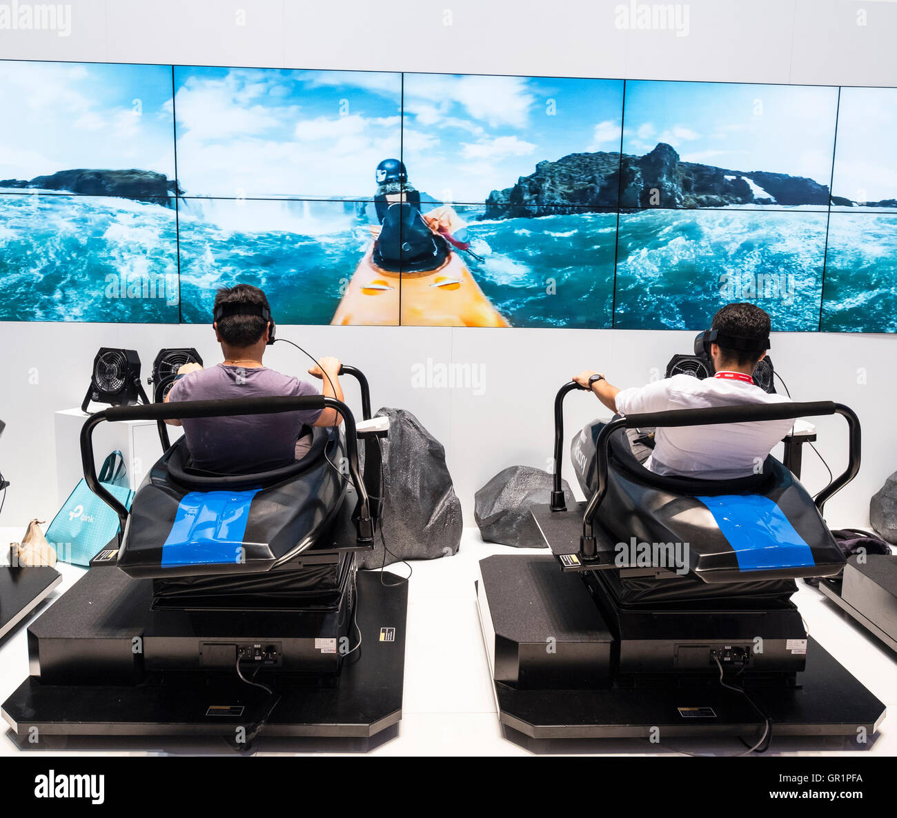 Samsung, realtà virtuale 3D giostre a Samsung stand al 2016 IFA (Internationale Funkausstellung Berlin), Berlino, Germania Foto Stock