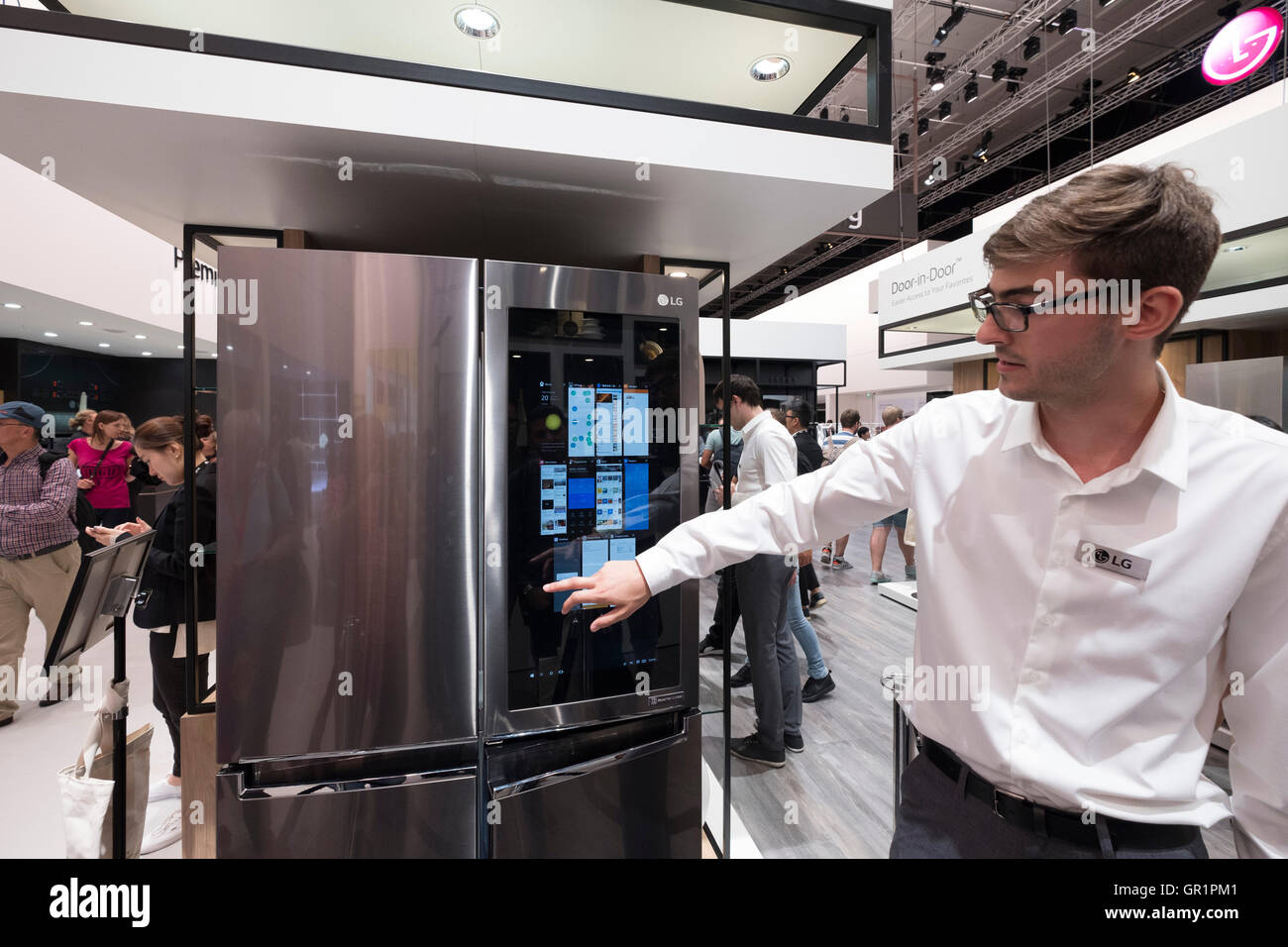 LG frigorifero / congelatore con ampio display touchscreen a 2016 IFA (Internationale Funkausstellung Berlin), Berlino, Germania Foto Stock