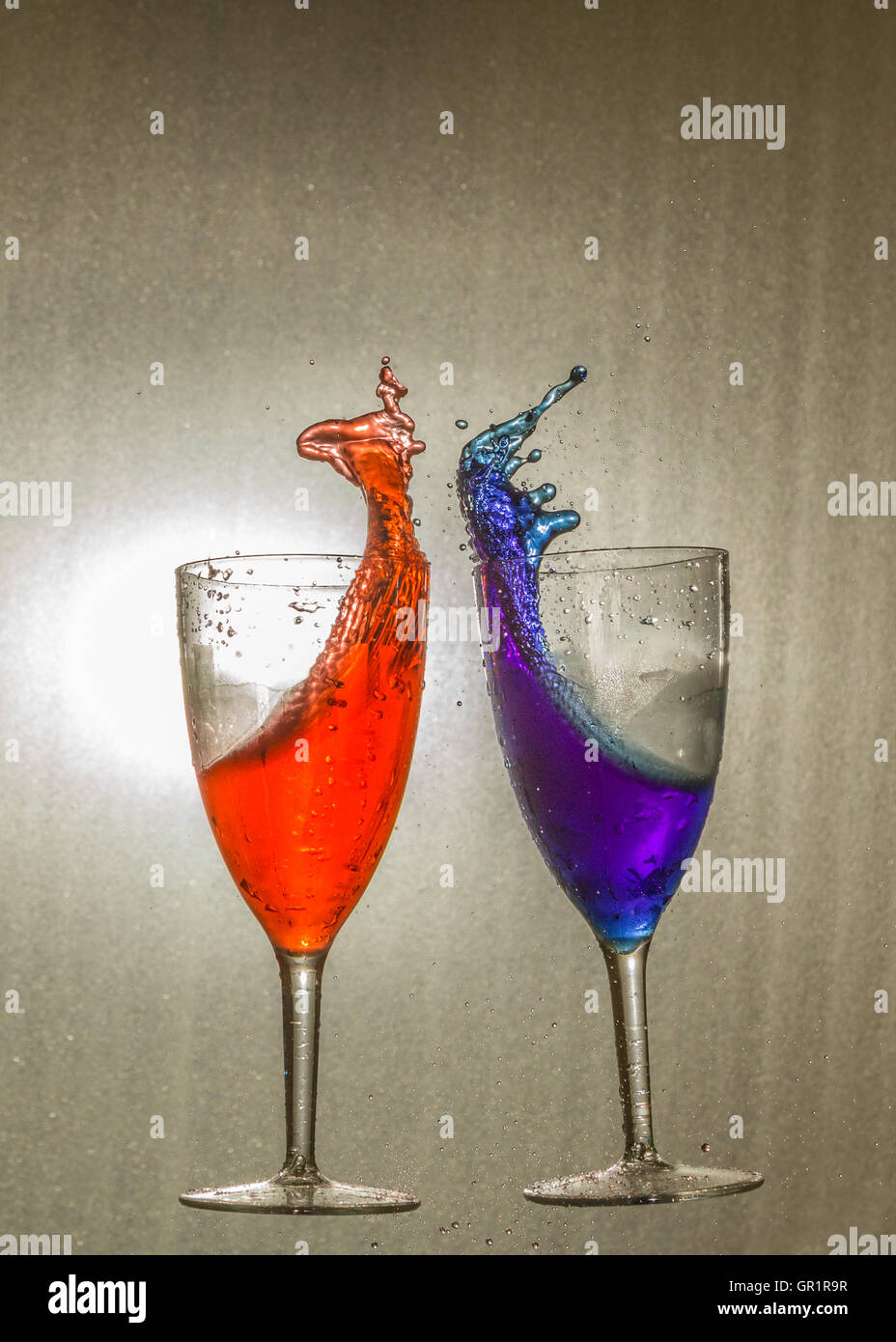 Bicchieri di vino in crash Foto Stock