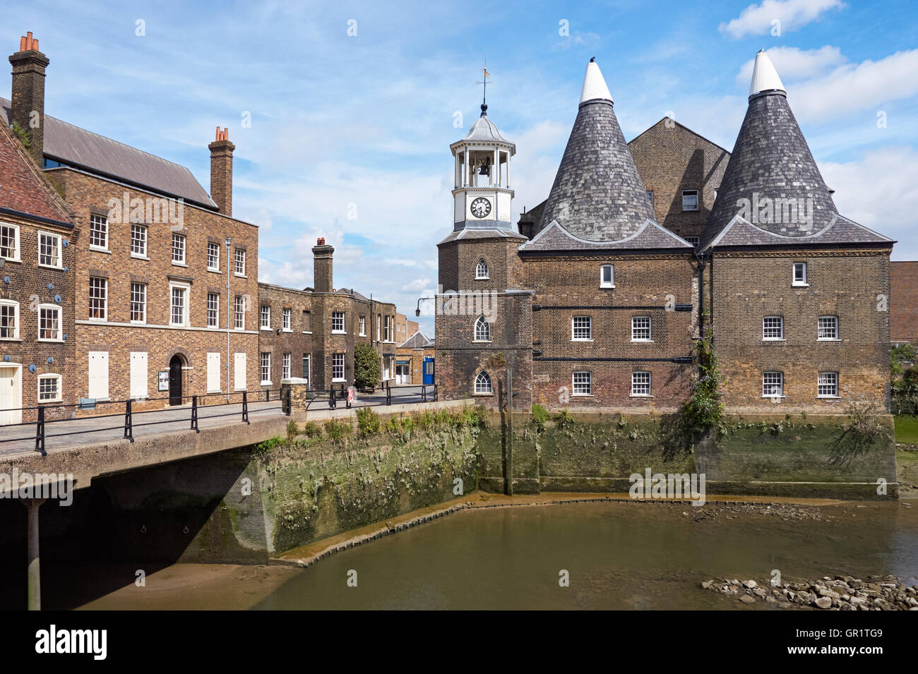 Il clock mulino a tre mulini in prua in Londra England Regno Unito Regno Unito Foto Stock Il clock mulino a tre mulini in prua in Londra England Regno Unito Regno Unito Foto Stock