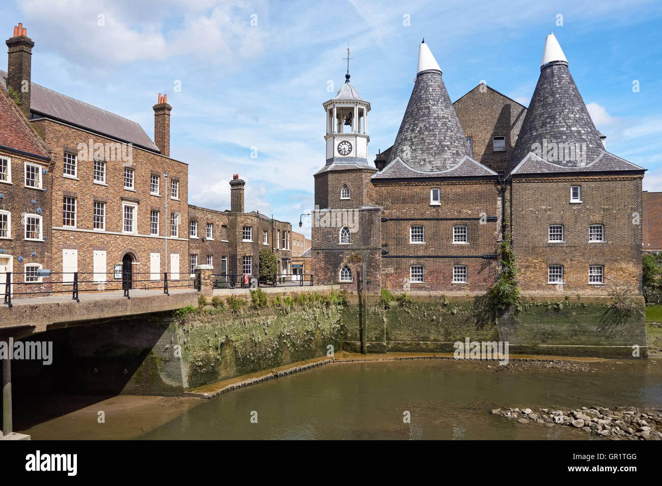 Il clock mulino a tre mulini in prua in Londra England Regno Unito Regno Unito Foto Stock Il clock mulino a tre mulini in prua in Londra England Regno Unito Regno Unito Foto Stock