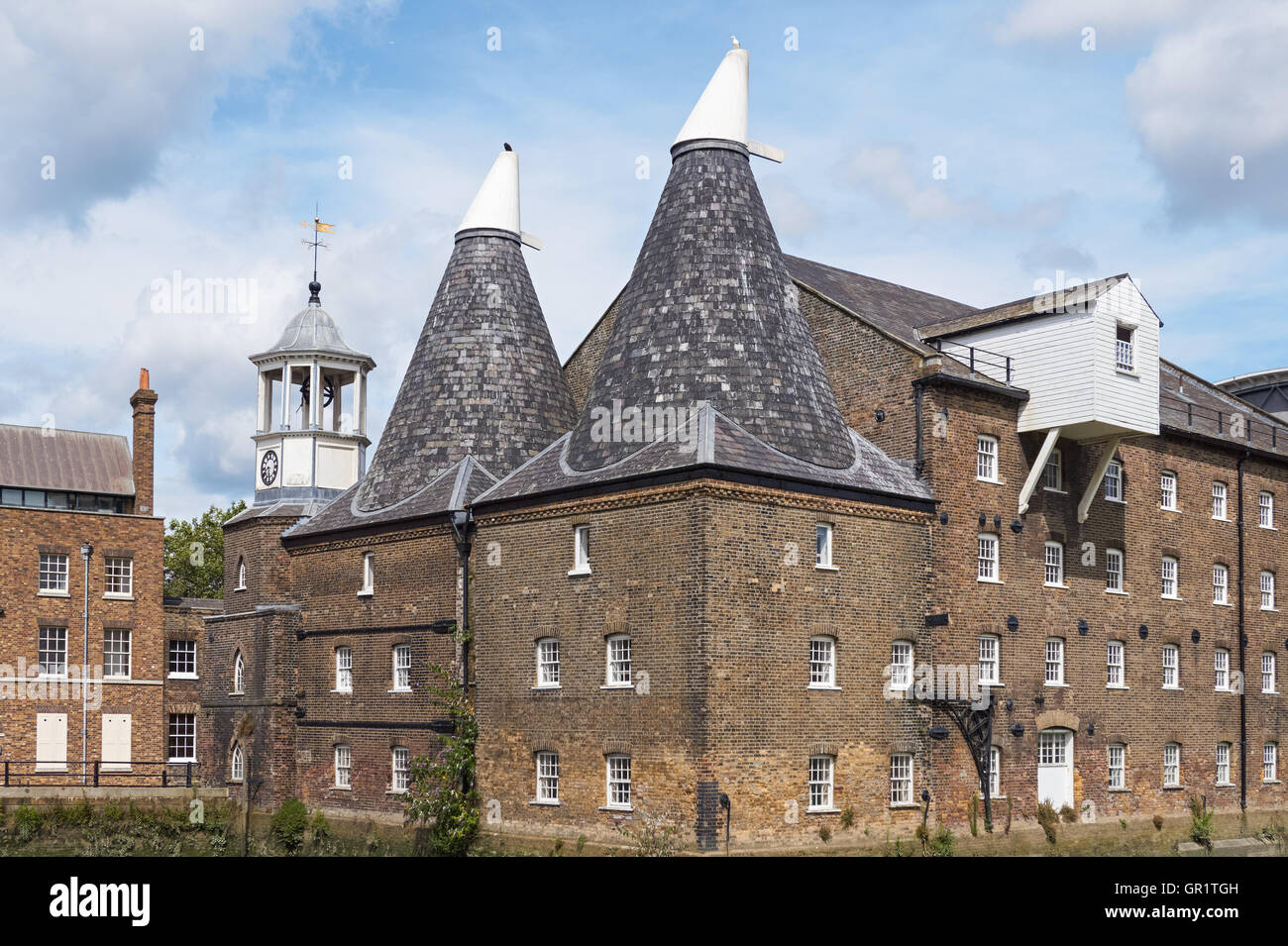 Il clock mulino a tre mulini in prua in Londra England Regno Unito Regno Unito Foto Stock Il clock mulino a tre mulini in prua in Londra England Regno Unito Regno Unito Foto Stock