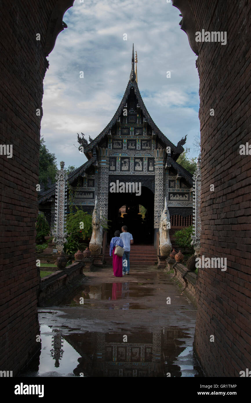 Le persone in piedi davanti il tempio in Chiang Mai Thailandia Foto Stock