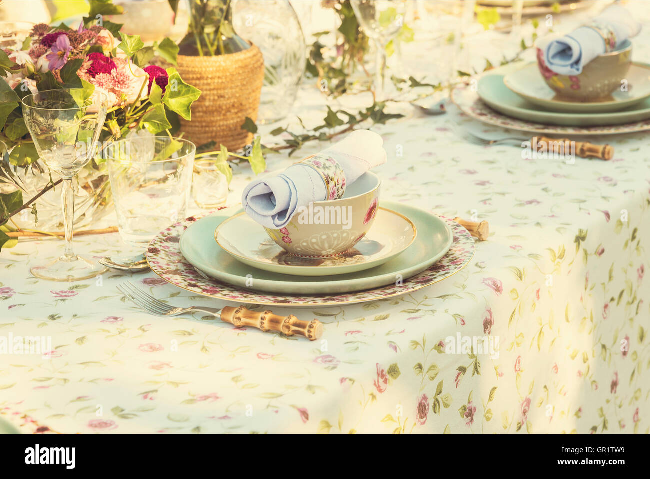 Immagine di impostazione tabella per matrimonio o party in giardino. Foto Stock