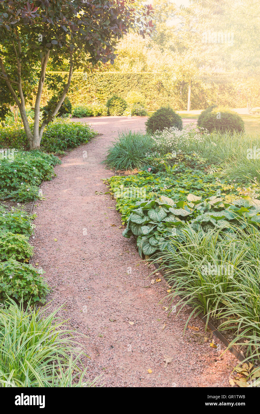 Immagine di un tranquillo giardino percorso a piedi. Foto Stock