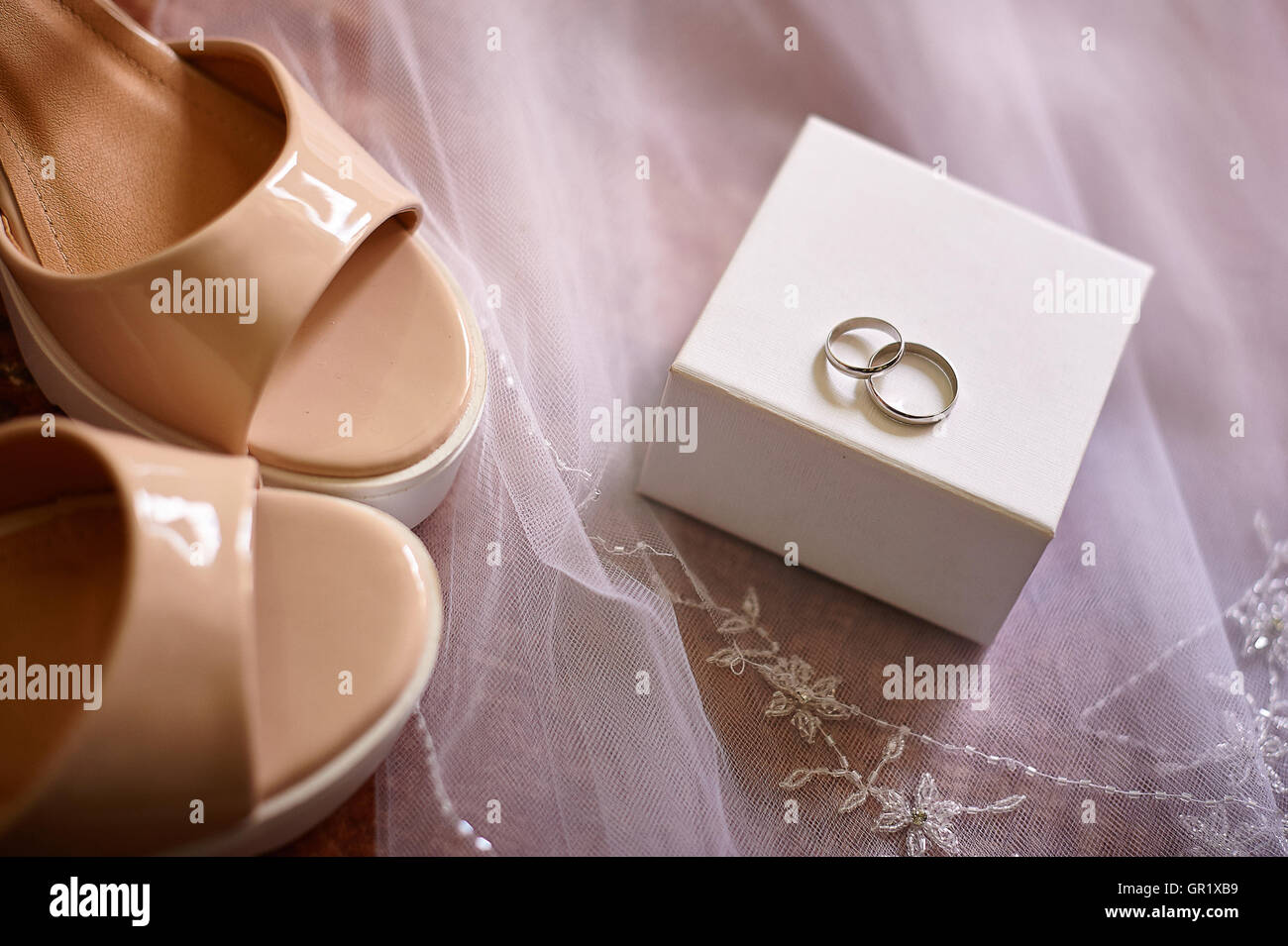 Gli anelli di nozze sulla scatola bianca Foto Stock